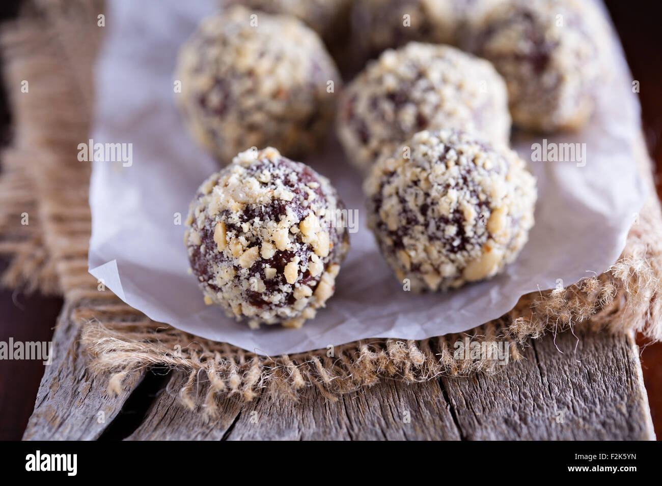 Schokoladentrüffel mit Peanut Butter und Vollmilch-Schokolade Stockfoto