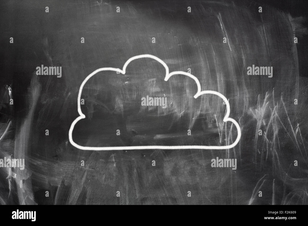 Cloud-computing-Konzept. Wolke zeichnen mit weißer Kreide auf Tafel Stockfoto