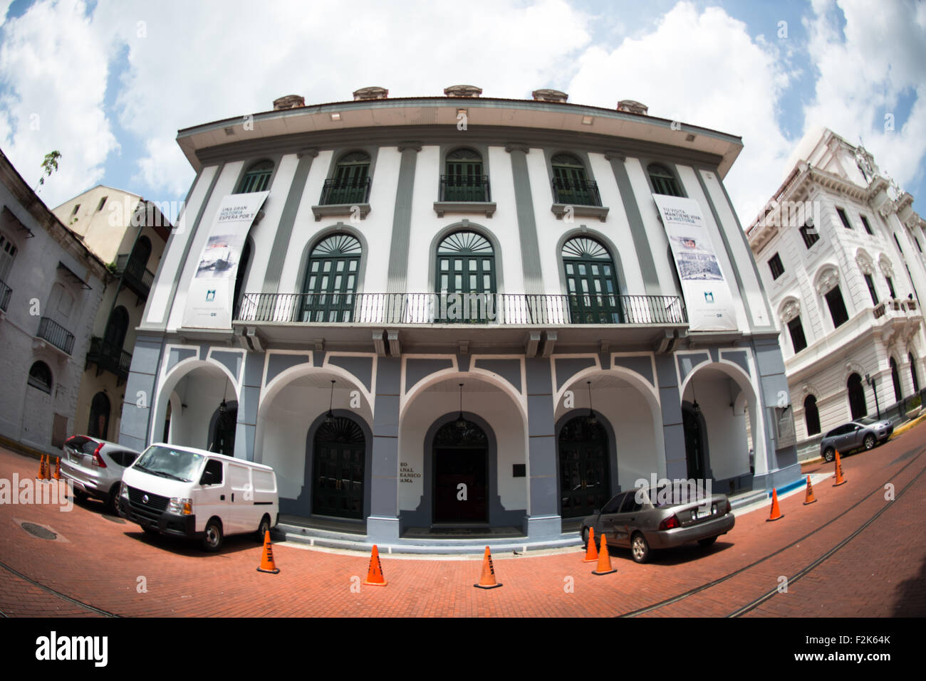 PANAMA-STADT, Panama – das Museo del Canal Interoceanico de Panama, das sich im historischen Viertel von Casco Viejo befindet, zeigt die Geschichte und Bedeutung des Panamakanals. Das Museum zeigt Ausstellungen über den Bau des Kanals, seine Auswirkungen auf den Welthandel und das kulturelle Erbe Panamas. Es wurde 1997 gegründet und befindet sich in einem restaurierten Kolonialgebäude, das einst als Grand Hotel diente. Stockfoto