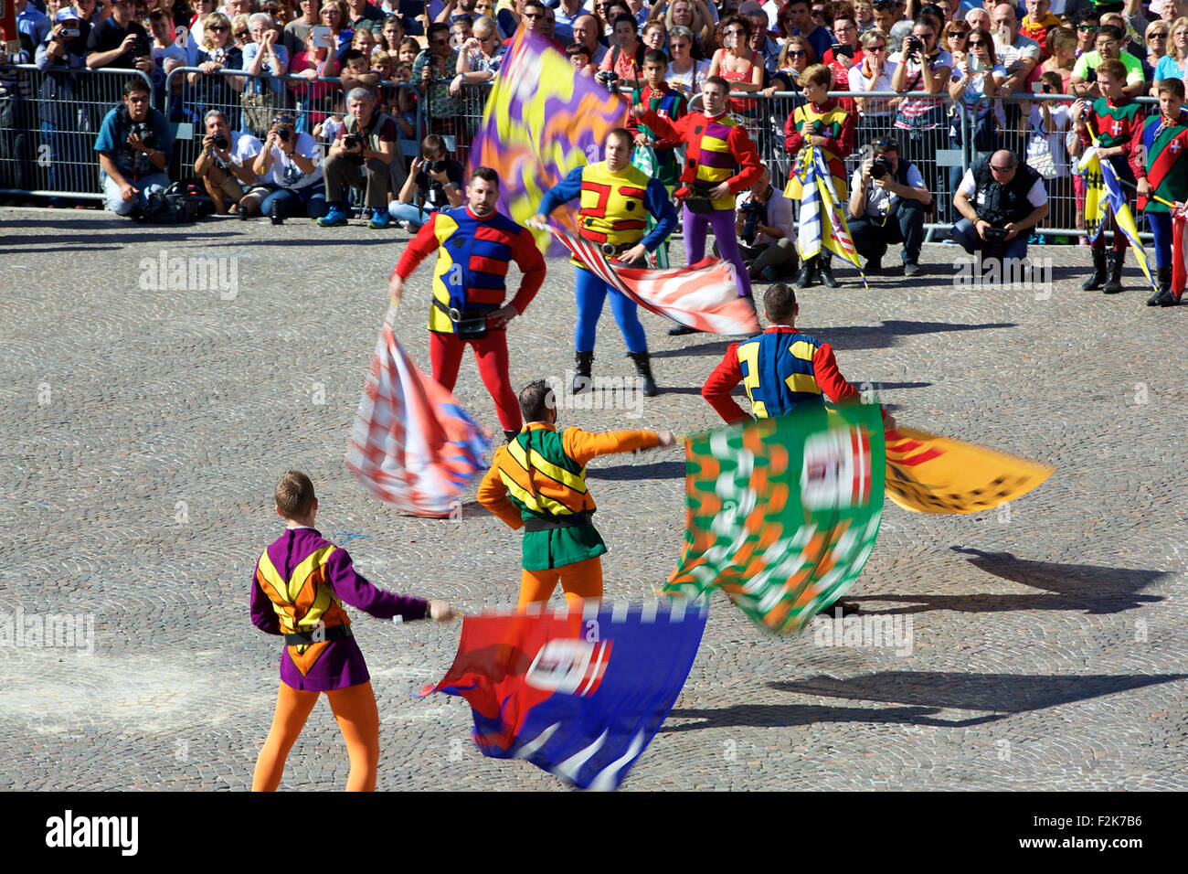 Asti, Italien. 20. Sep, 2015. Flagge werfen Wettbewerb findet während der Palio di Asti in Asti, Italien, am 20. September 2015 statt. Der Palio di Asti ist ein traditionelles italienisches fest mittelalterlichen Ursprungs, die in ein bareback Pferderennen, und auch das älteste aufgezeichnete bareback Pferderennen in Italien gipfelt. Das Rennen wird jedes Jahr seit dem 13. Jahrhundert mit der früheste aufgezeichnete Rennen im Jahre 1275 geführt. Die alten Wettbewerb sieht 21 Vollblutpferde konkurrieren, die 13 verschiedenen Bezirken der Stadt darstellt. © Jin Yu/Xinhua/Alamy Live-Nachrichten Stockfoto