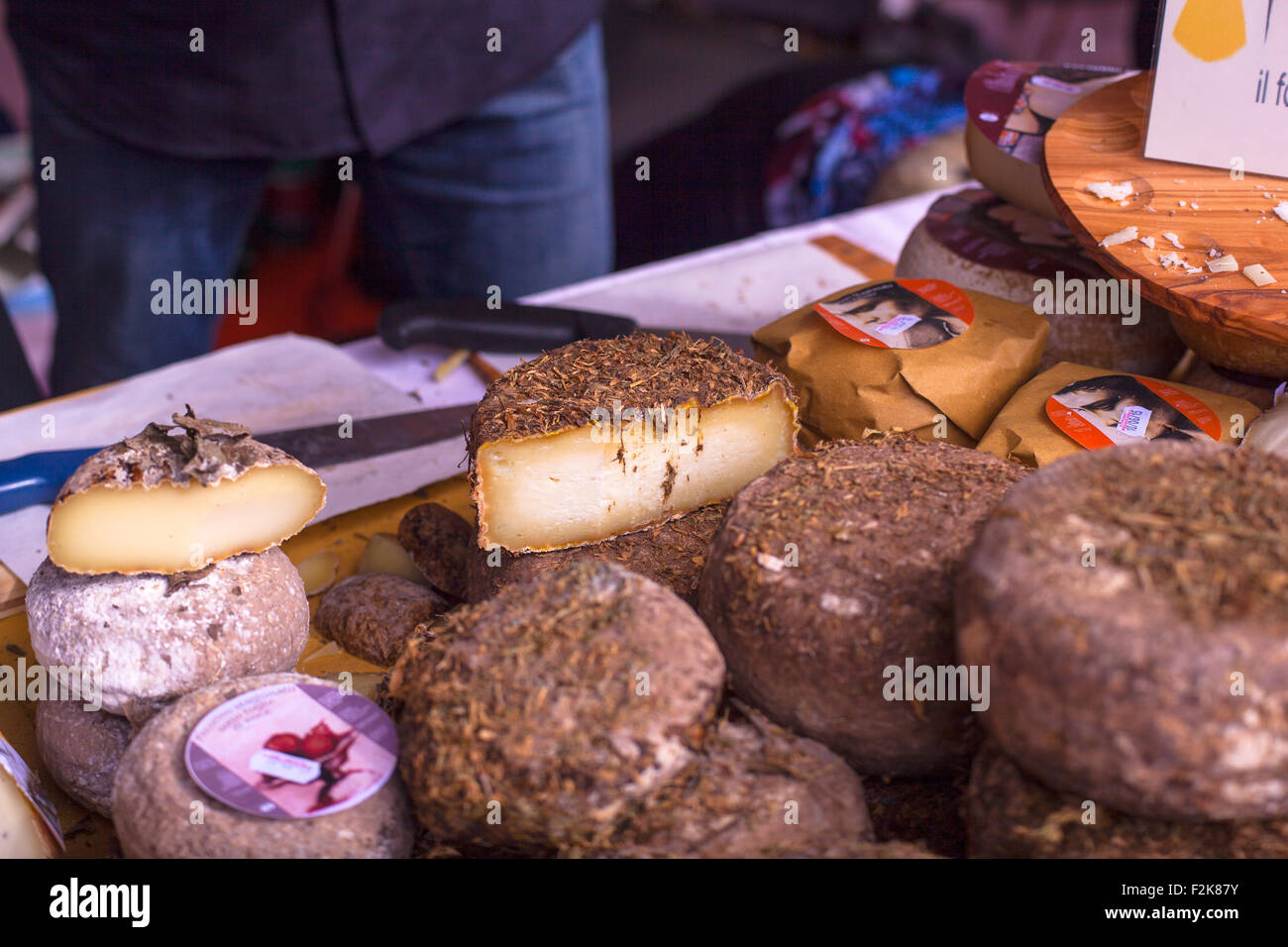 Italienische Käse bedeckt eine Schicht Heu oder Schlacke Stockfoto