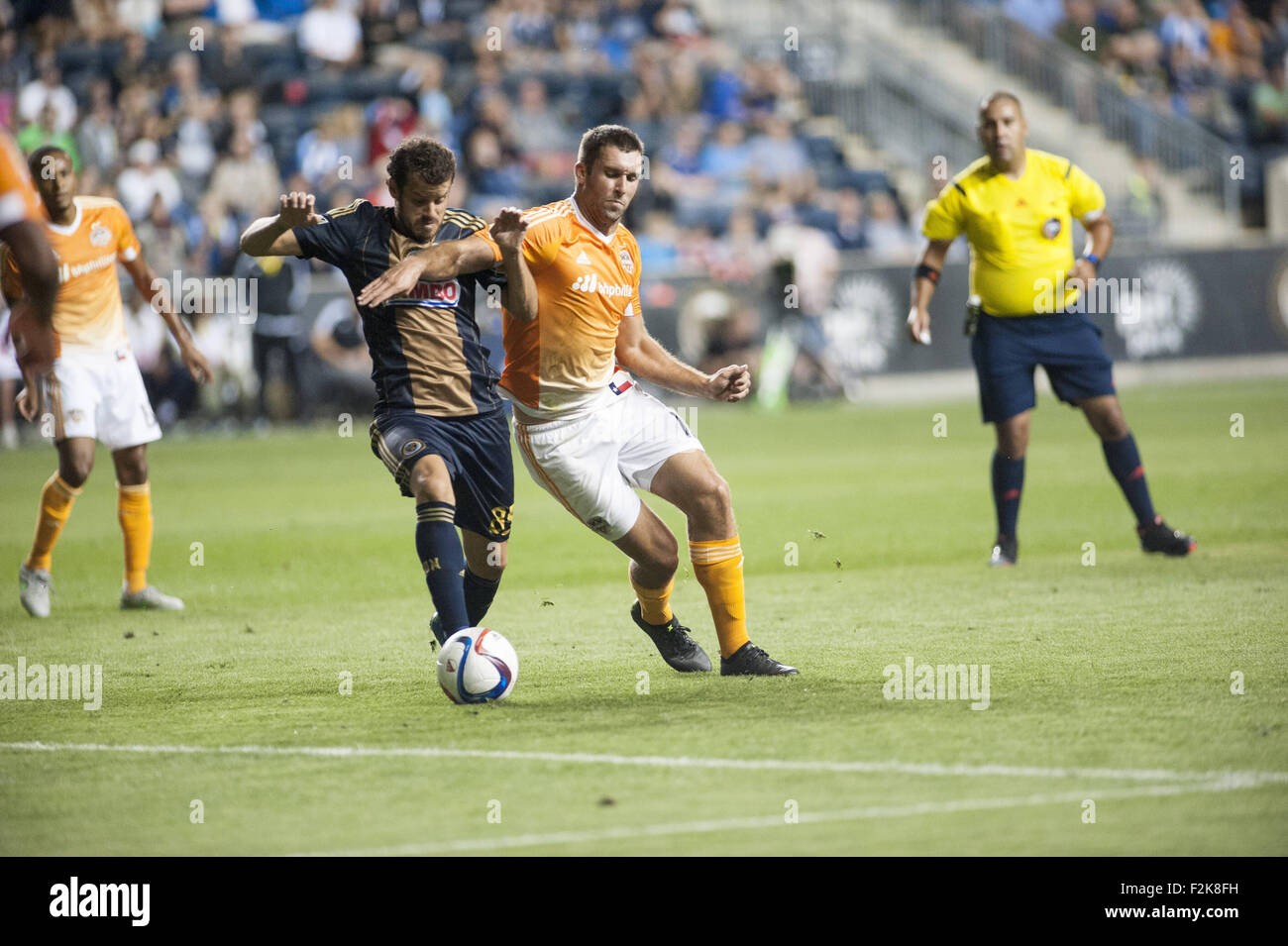 Chester, Pennsylvania, USA. 20. Sep, 2015. Philadelphia Union-Spieler, TRANQUILLO BARNETTA, (85) im Kampf gegen Houston Dynamo-Spieler, WILLBRUIN, (12), während ihres Spiels gespielt im PPL Park in Chester Pa Credit: Ricky Fitchett/ZUMA Draht/Alamy Live News Stockfoto