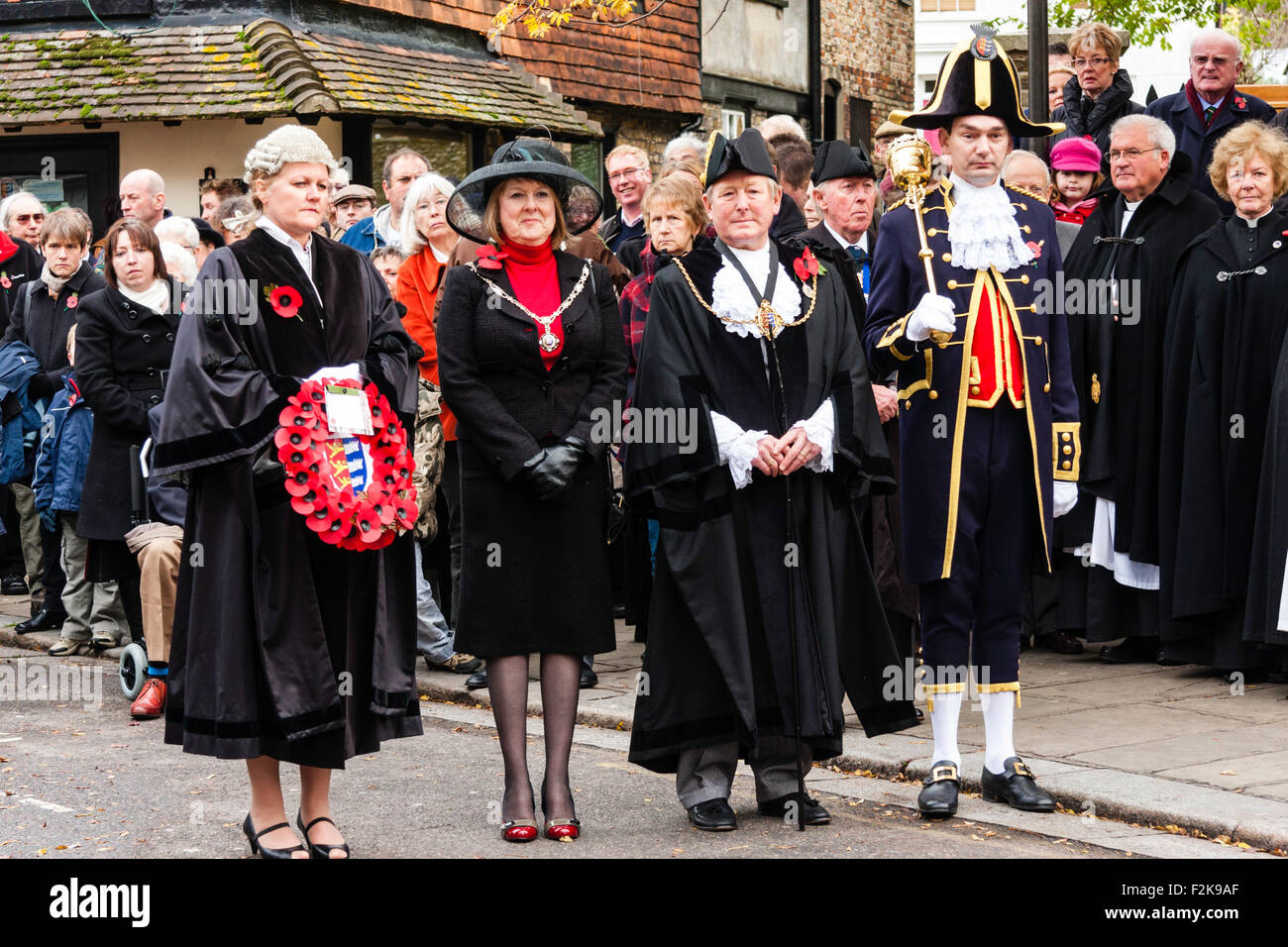 Erinnerung Sonntag am Sandwich, UK. Der Bürgermeister, seine Frau und seine Stadt Sergeant stehen für die Minuten Schweigen während der Gedenkfeier. Stockfoto