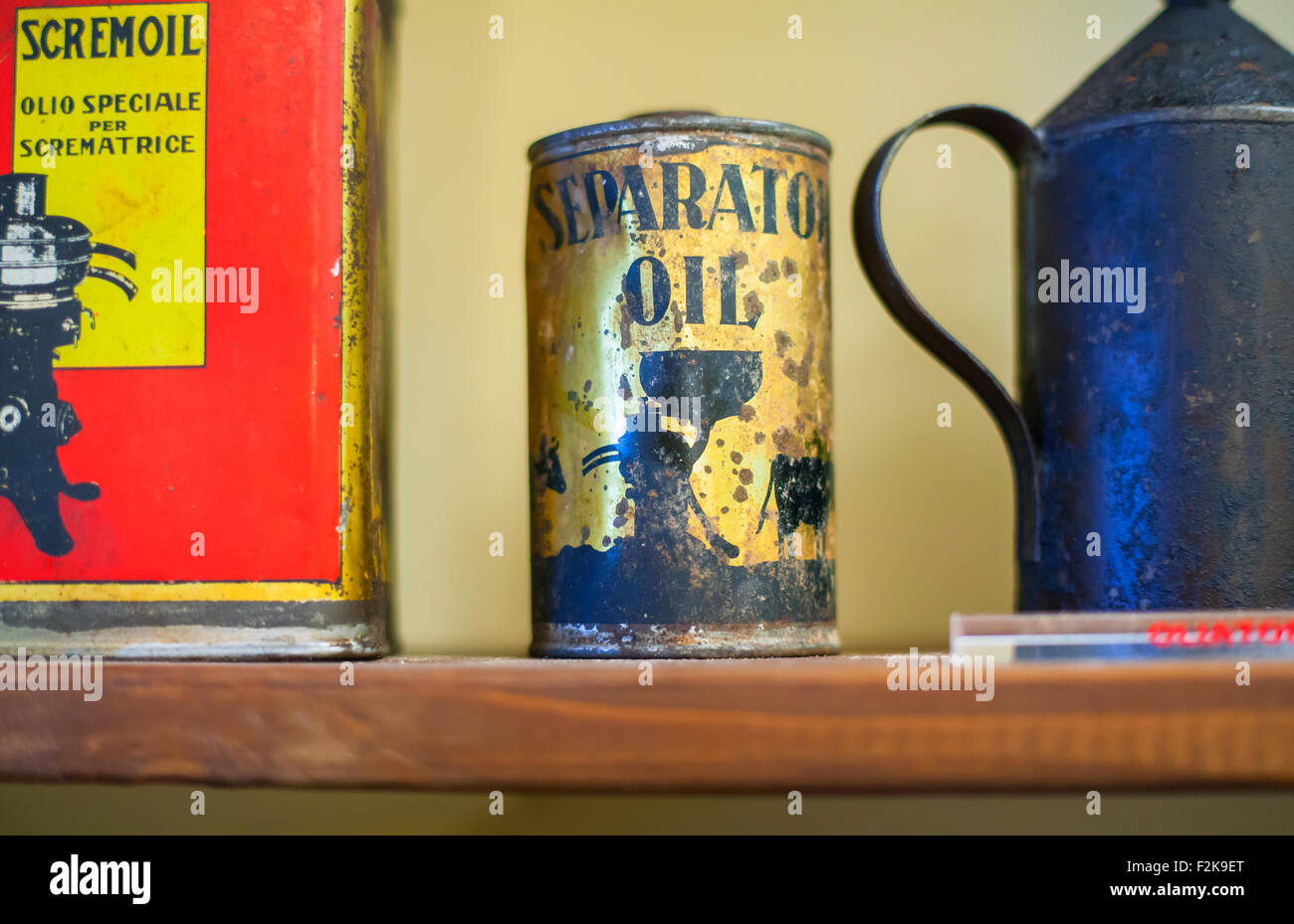 Blick auf alte Schmiermittel Flaschen im Regal Stockfoto