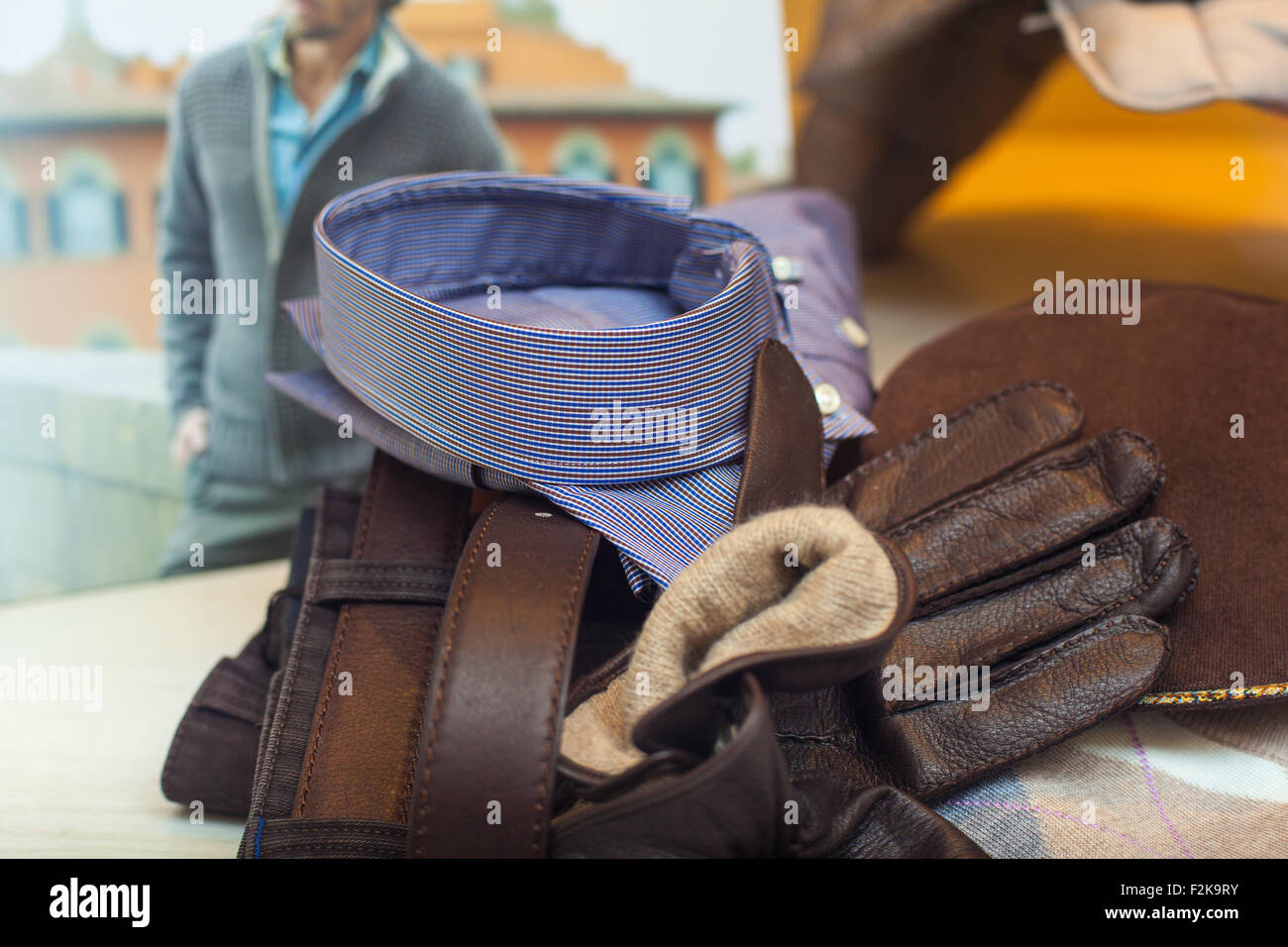 Hemd, Hose und Lederhandschuhe für den Menschen Stockfoto