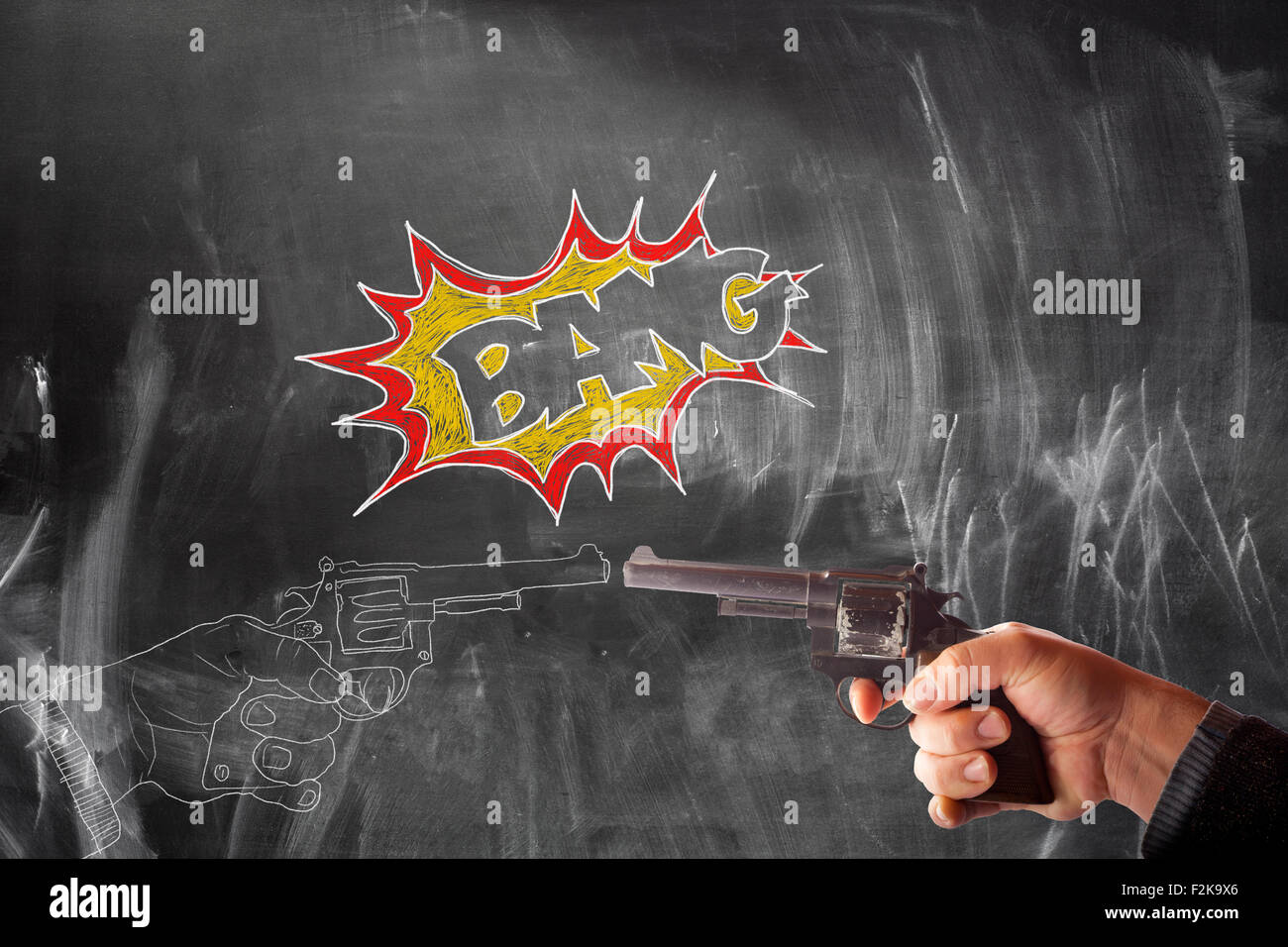 Ansicht der Handzeichnung Handfeuerwaffen Vs echte Handfeuerwaffe auf Tafel Stockfoto
