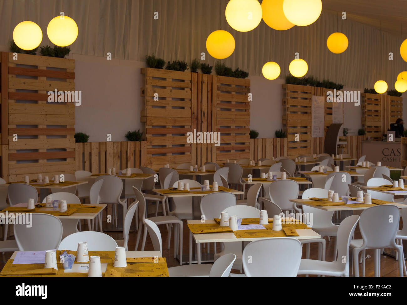 Blick auf Tisch und Stühlen für Italienisches restaurant Stockfoto