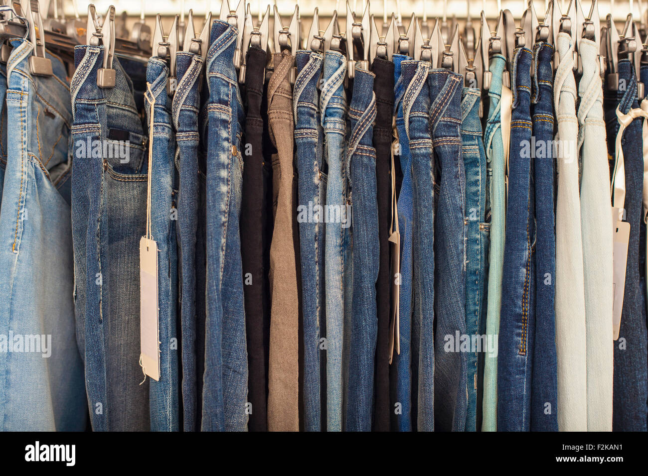 Ansicht von vielen Jeans in das Bekleidungsgeschäft Stockfoto
