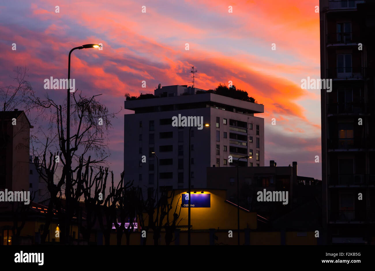 Blick auf städtische Sonnenuntergang in Mailand, Italien Stockfoto