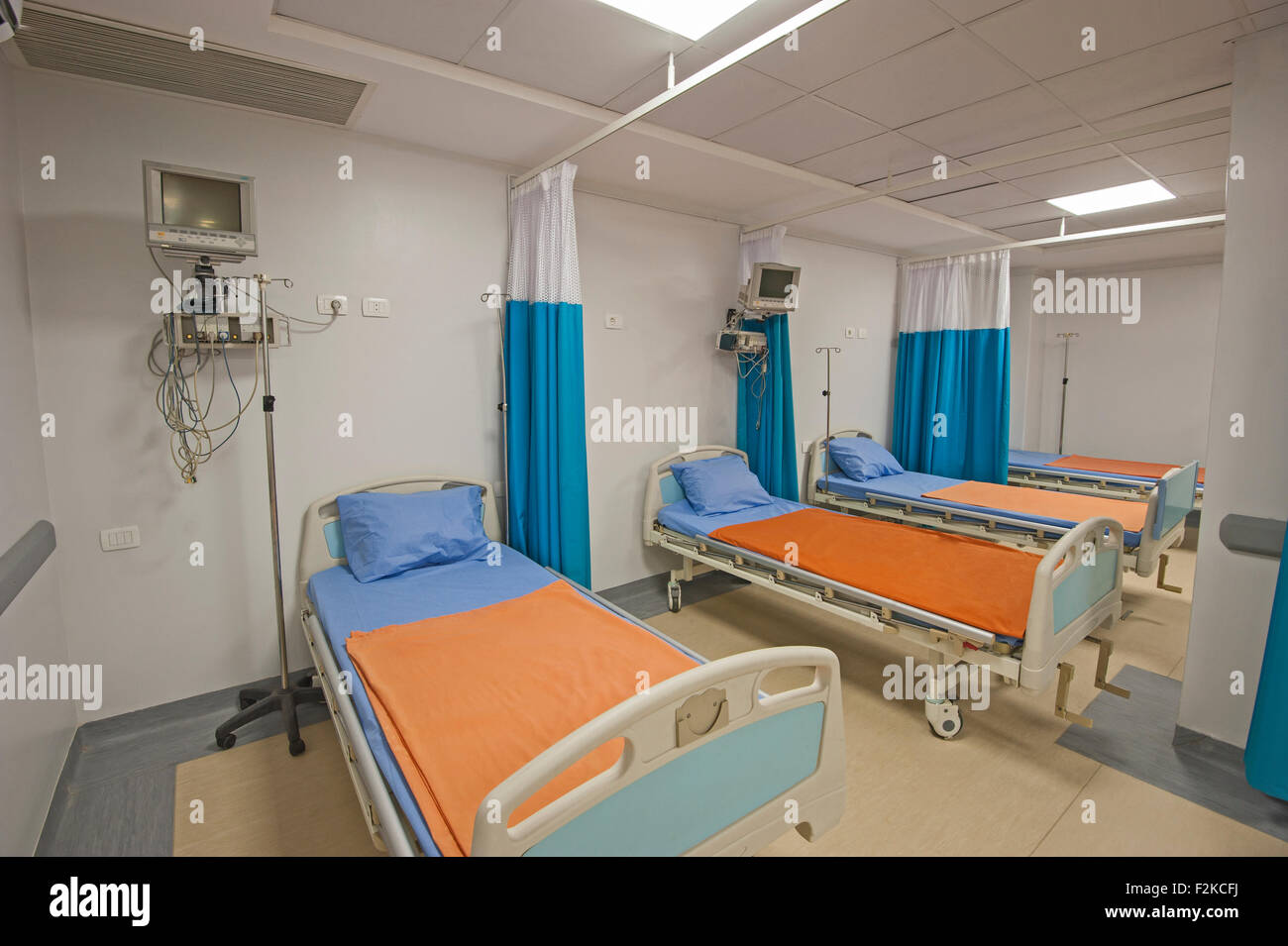 Krankenhausbetten in ein privates Krankenhaus Intensivstation mit Überwachungseinrichtungen Stockfoto