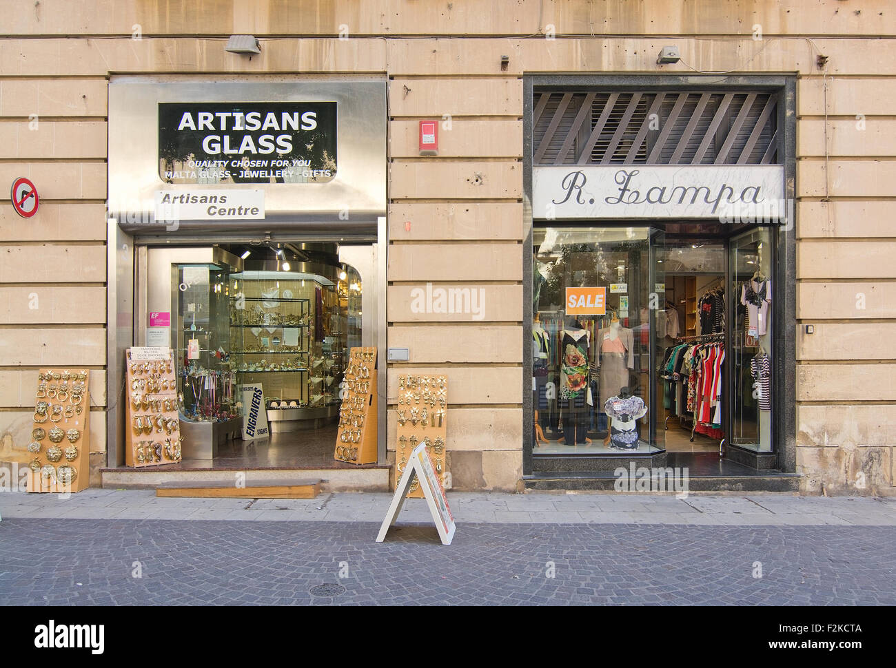 Handwerker-Glas in den Straßen von Valletta an einem sonnigen Tag einkaufen Stockfoto