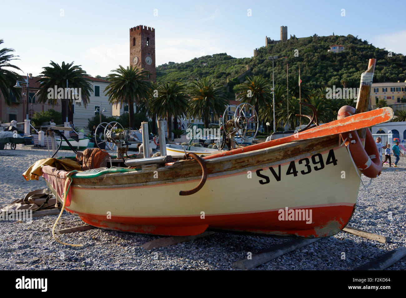 Fischerboote am Strand bei mittelalterlichen Stadt Noli, Riviera di Ponente, Ligurien, Italien Stockfoto
