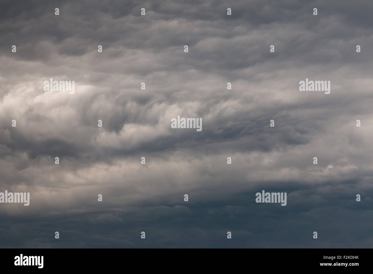 Dunkle Wolken vor Regen Stockfoto