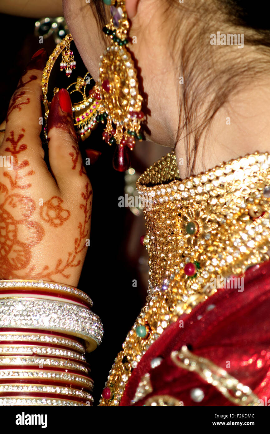 Schöne junge indische Frau in traditioneller Kleidung mit Braut Make-up und Schmuck. Stockfoto
