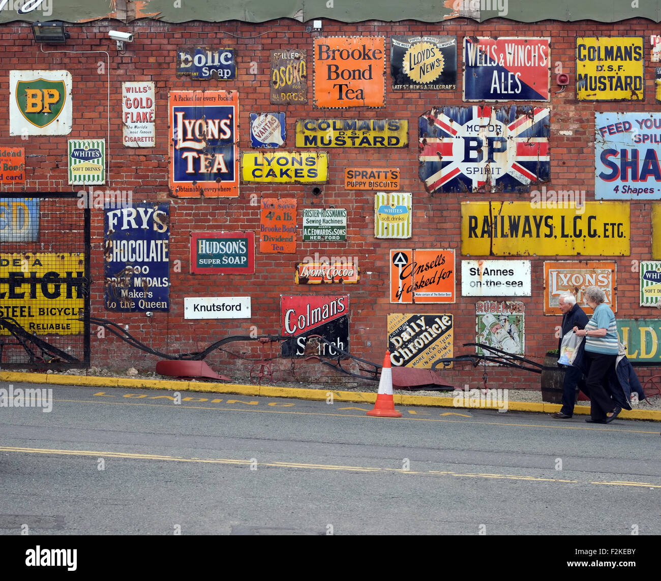 Vintage Emaille Werbeschilder an vergangene Zeiten Antiquitäten Zentrum, Eccleston, Chorley, Lancashire, England UK Stockfoto