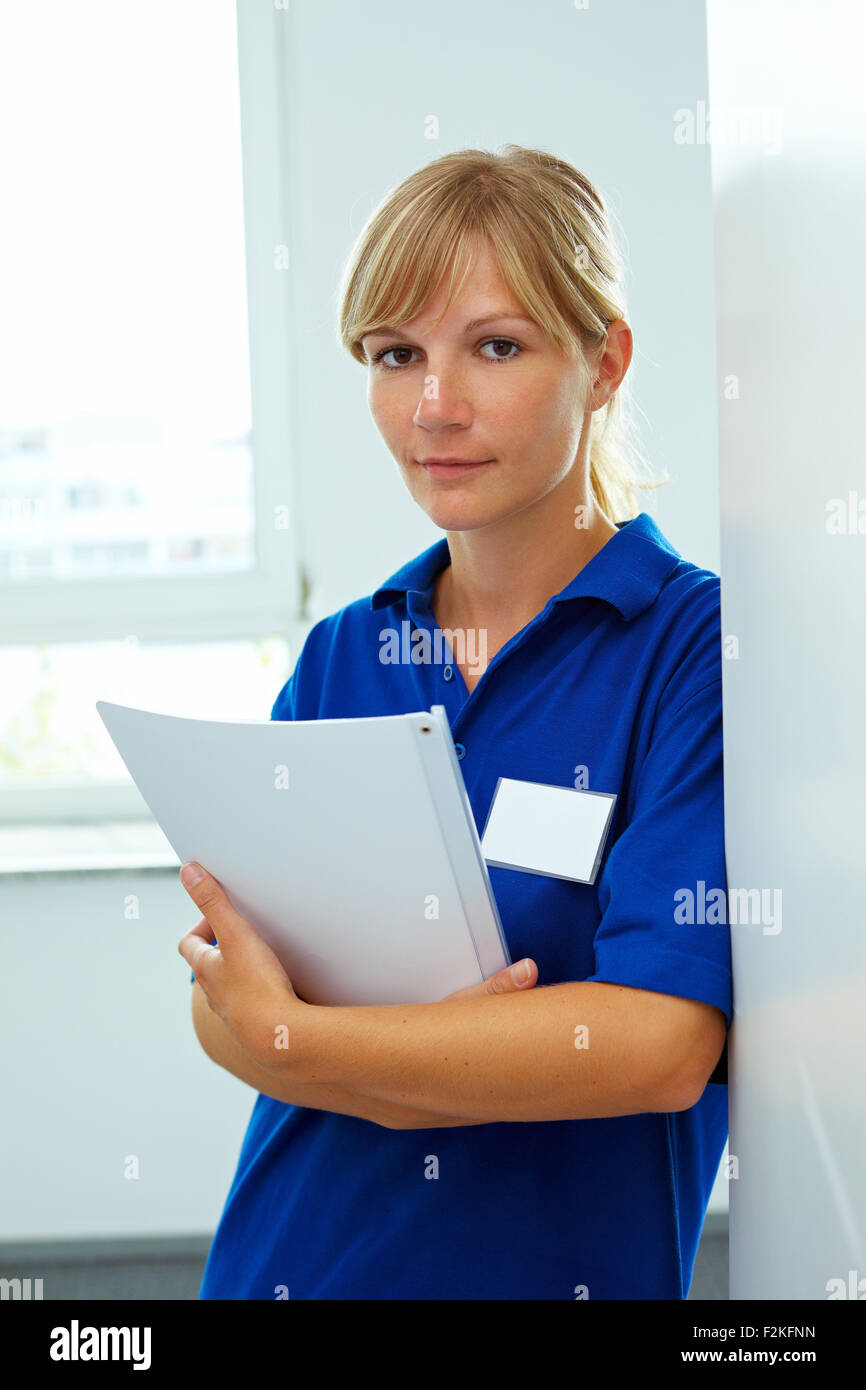 Porträt von einer Krankenschwester in ein blaues Hemd Stockfoto