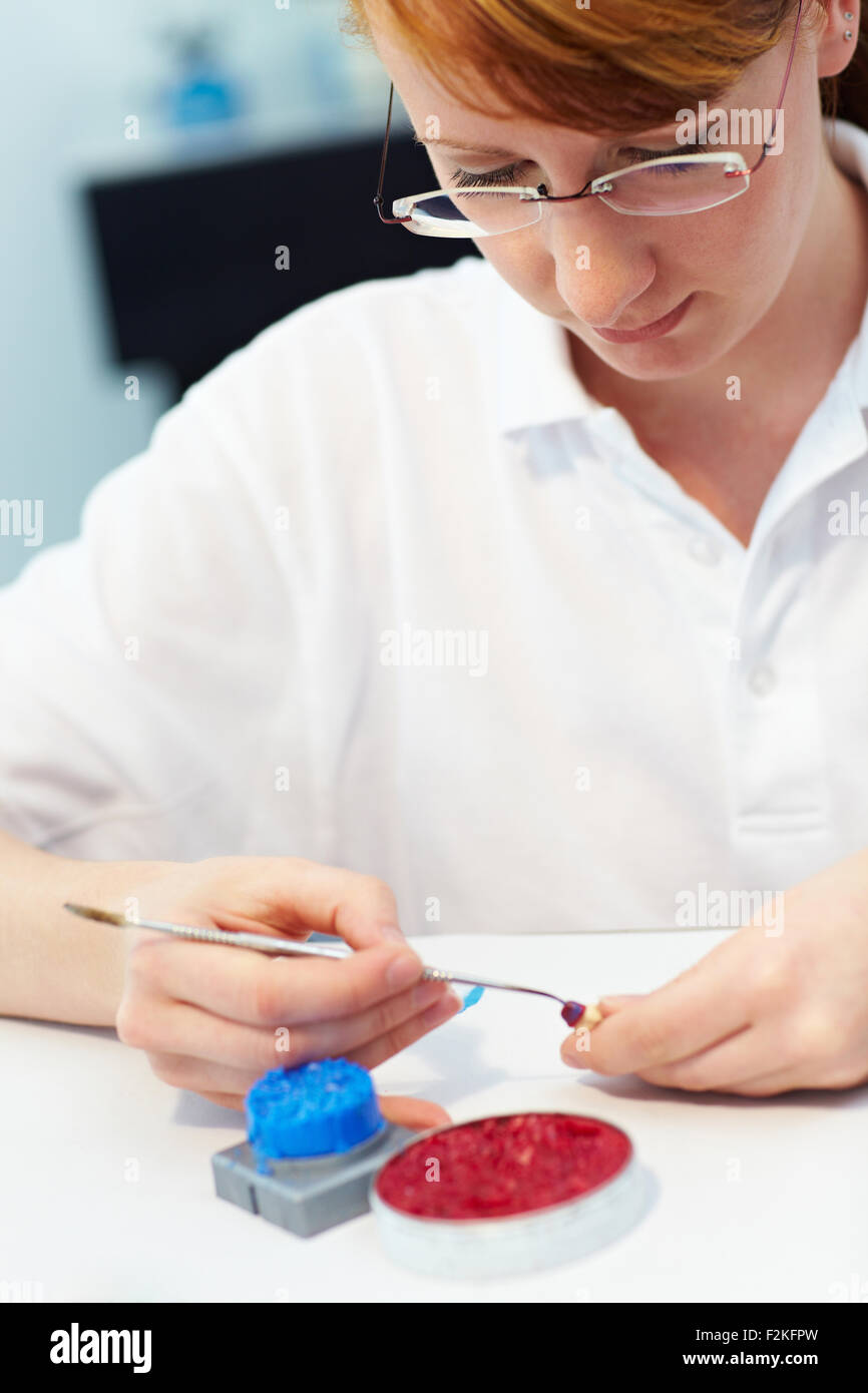 Zahntechniker arbeiten auf eine Obergrenze für Zahn Stockfoto