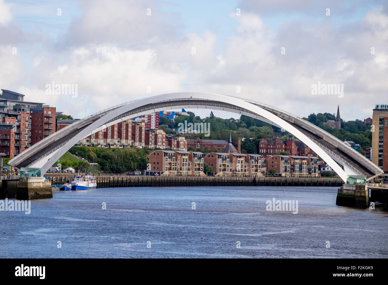 Gateshead Millennium Bridge, öffnen, um Schiffe passieren zu lassen. Stockfoto