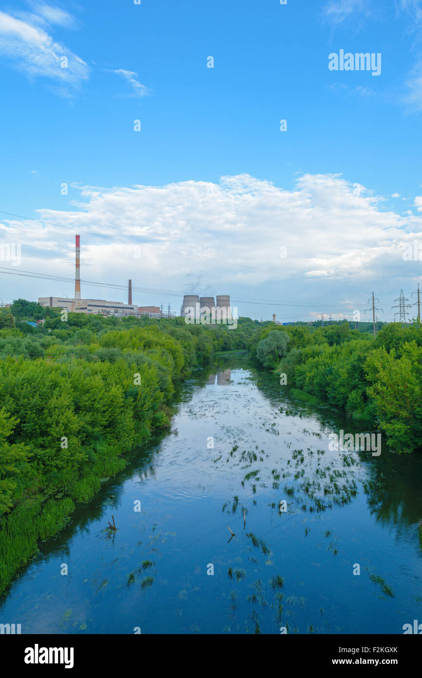 Städtischen Wärme-Kraftwerk (HPP) am Horizont jenseits des Flusses. Stockfoto