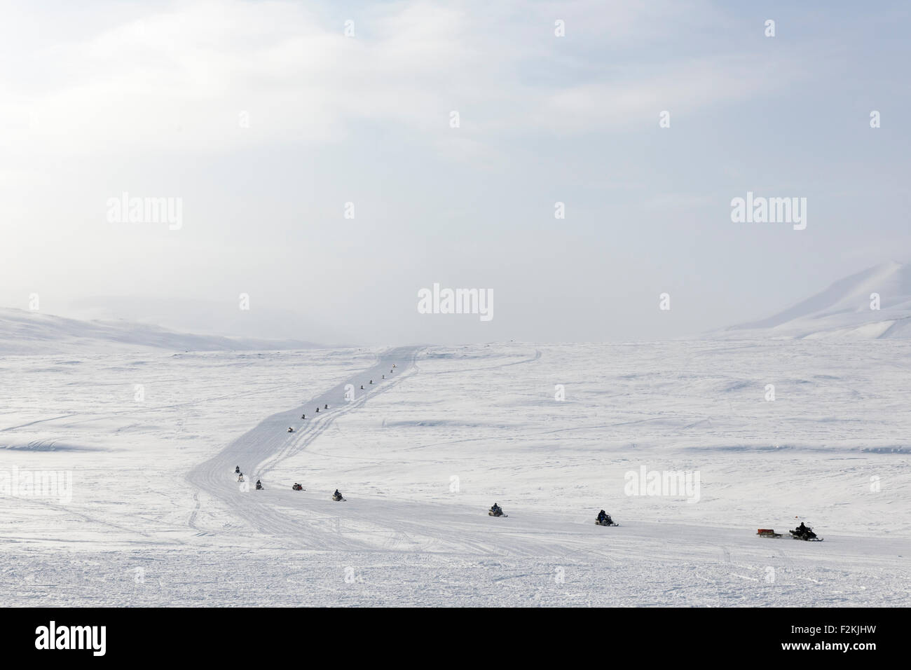 Gruppe von Motorschlitten Menschen auf dem Weg zur Arktis Spitzbergen, Colesdalen, Spitzbergen, Norwegen. Stockfoto