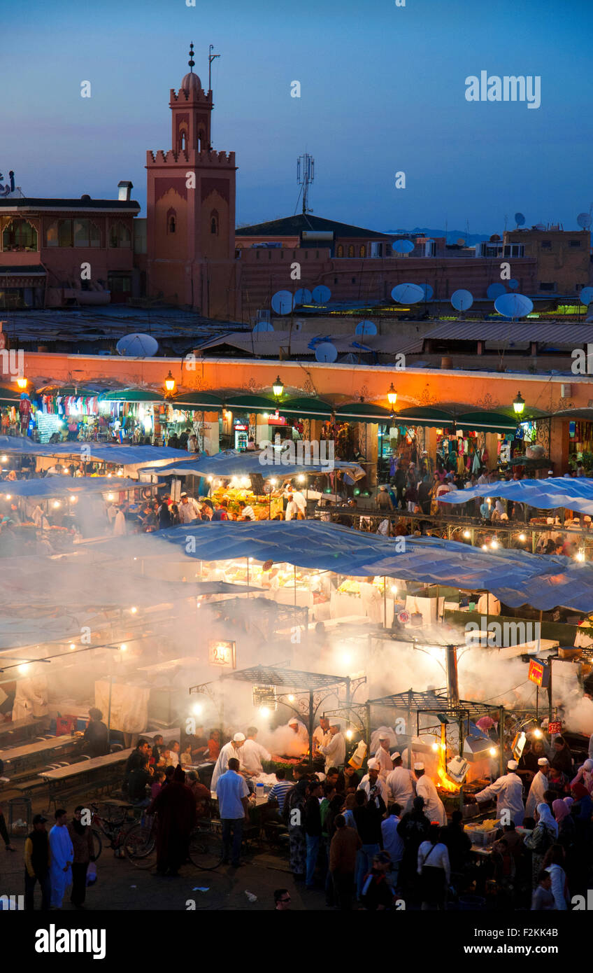 Stände mit Platz Djemaa El Fna, Essen, Marrakesch, Marokko, Nordafrika. Stockfoto