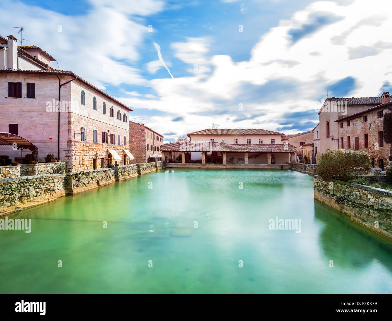 BAGNO VIGNONI, Italien - 25. Januar 2015: alte Thermen im Herzen des mittelalterlichen Dorfes in Bagno Vignoni, Italien. Stockfoto