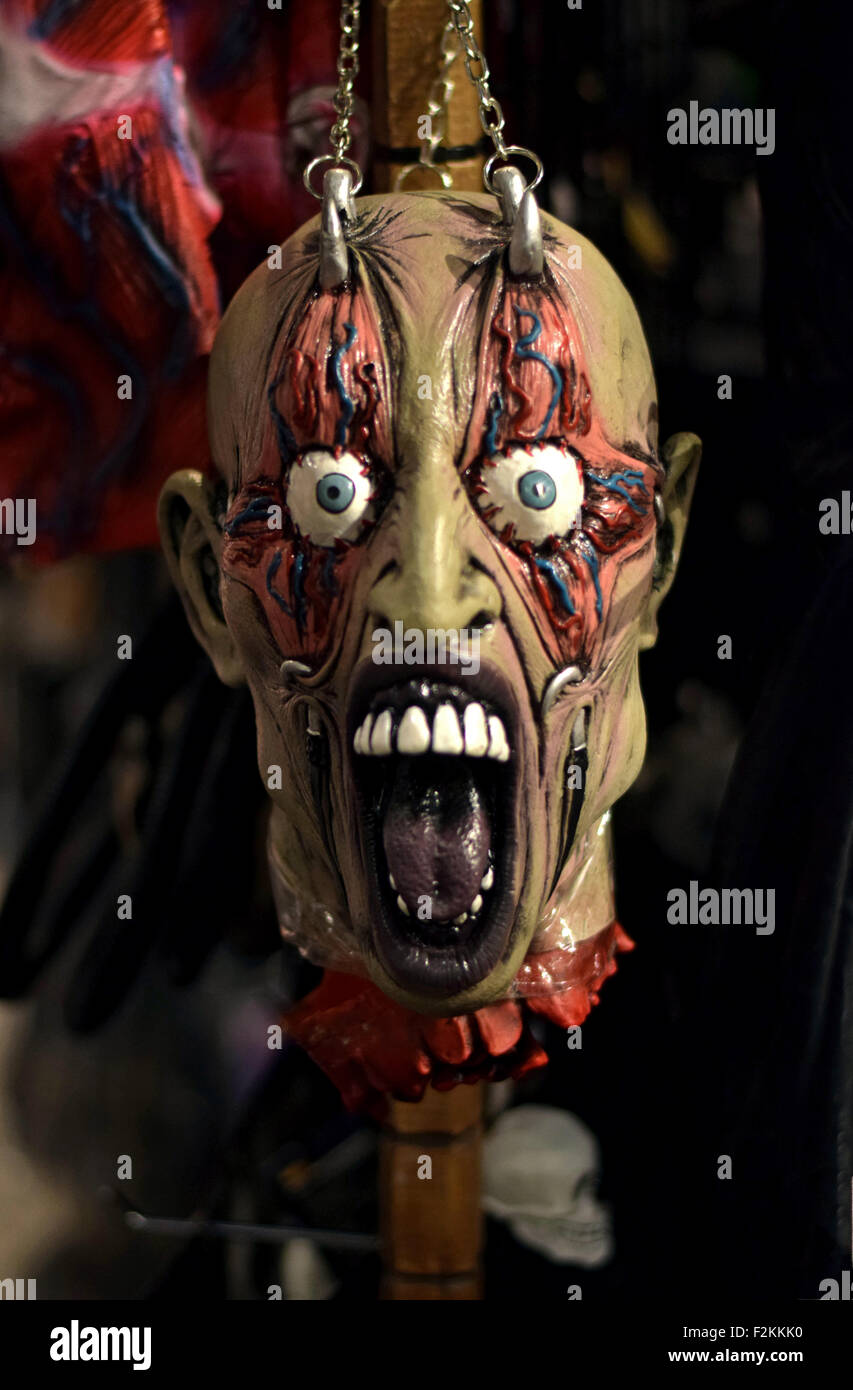 Eine sehr erschreckende Gummi Maske für Verkauf an ein großes Kostüm in Greenwich Village, New York City Stockfoto