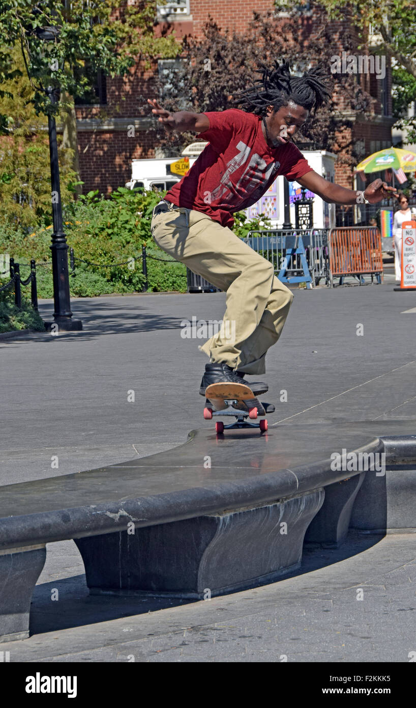 Ein junger Mann skateboard-Stunts im Washington Square Park in Greenwich Village, New York City. Stockfoto