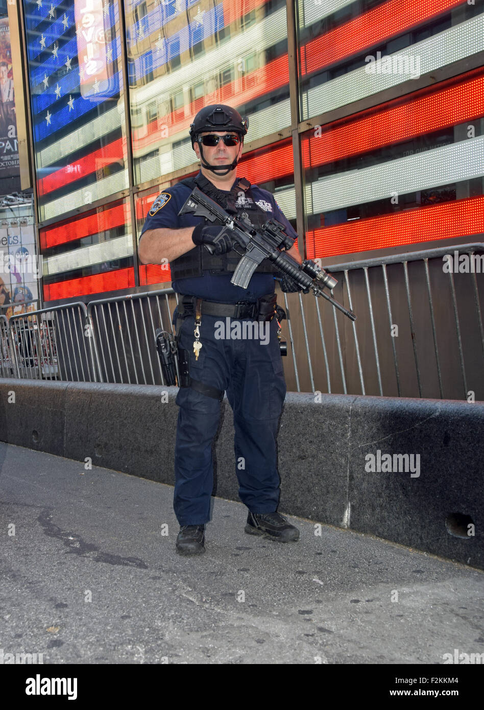 Porträt eines Polizisten aus dem NYPD Notdienste Gerät patrouillieren am Times Square in Manhattan, New York City. Stockfoto