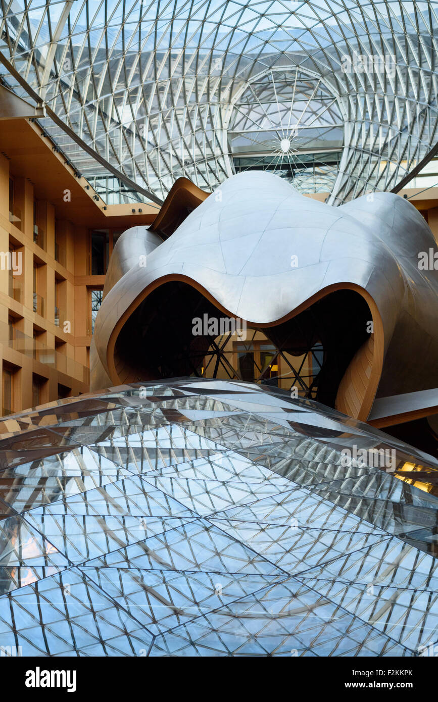 Berlin. Deutschland. Pariser Platz, DZ Bank innen vom Architekten Frank Gehry. (ehemals DG-Bank) Stockfoto