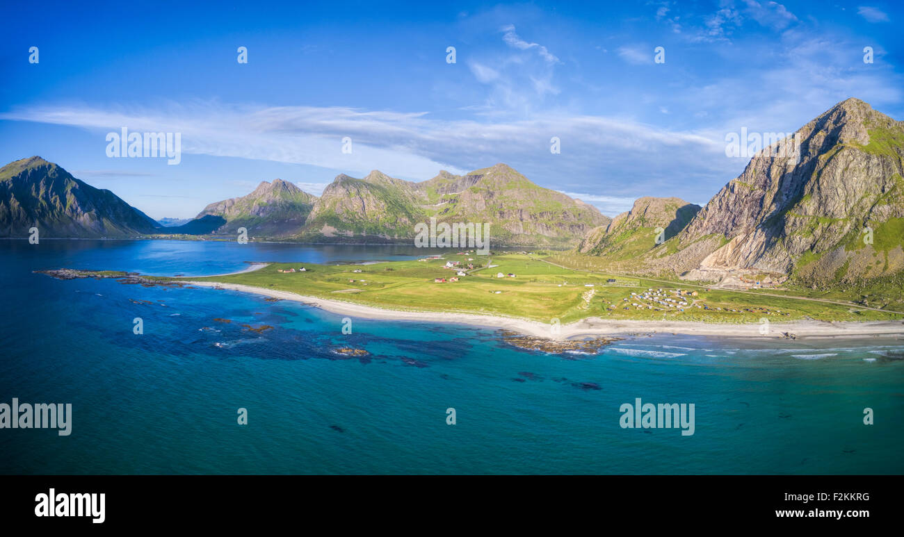 Aerial Panorama der Küste auf Lofoten in Norwegen in der Nähe von Dorf von Flakstad Stockfoto