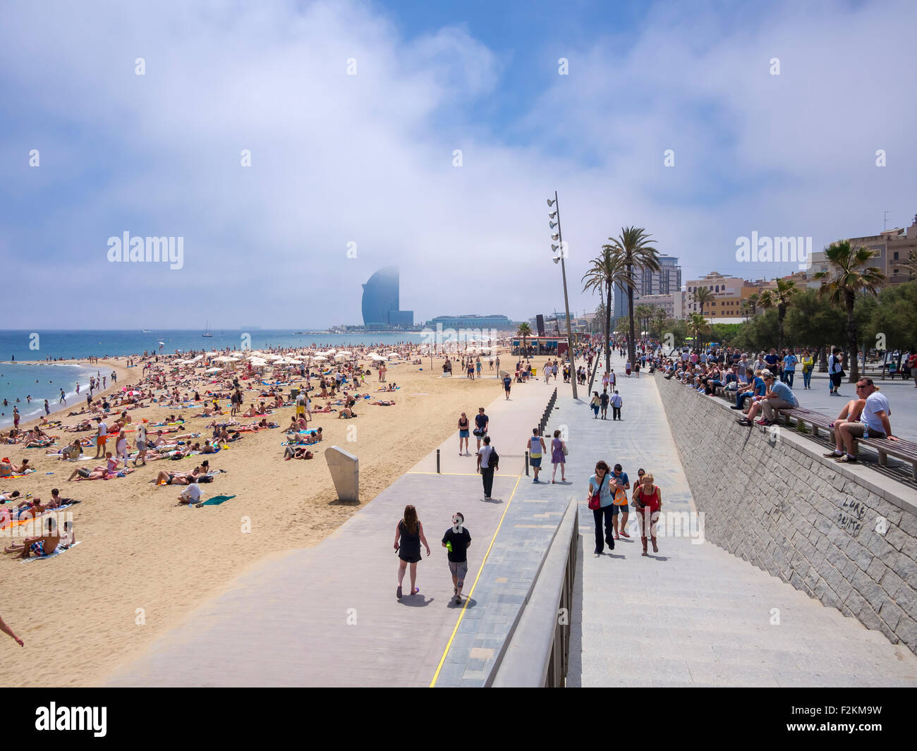 Spanien, Barcelona, La Barceloneta, San Sebastia Strand und promenade Stockfoto