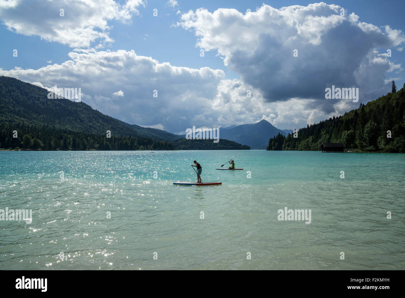 Türkisblauen Wasser, Walchensee, zwei Jugendliche Paddeln auf Paddel-, aufstehen paddeln, Herzogstand hinter, Oberbayern Stockfoto
