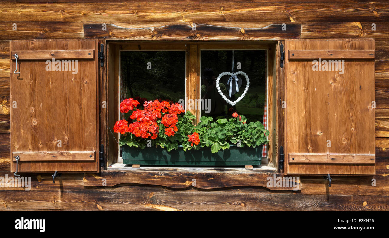 Geranien und geflochtene Herz auf das Fenster eines Bauernhauses, Eng, Eng-Alm, Karwendel, Tirol, Österreich Stockfoto