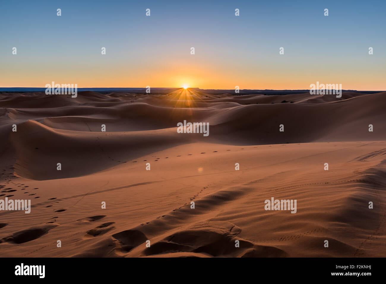 Den Sonnenaufgang in der Sahara Wüste, Merzouga, Erg Chebbi, Marokko Stockfoto