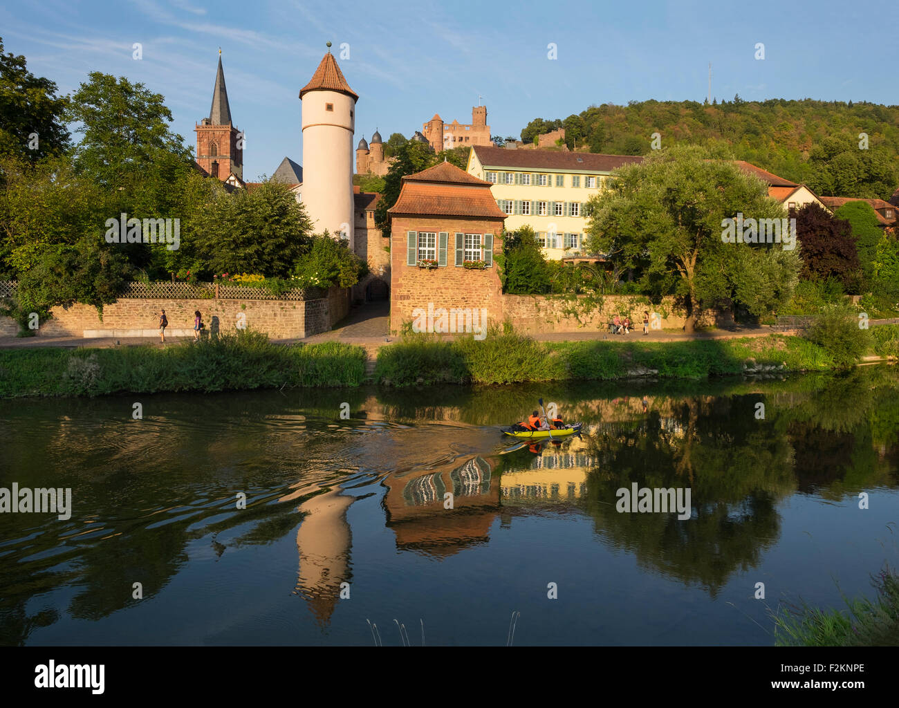 Fluss Tauber, Kittsteintor, roten Turm, Stadtkirche und Burg Ruinen, Wertheim, Baden-Württemberg, Deutschland Stockfoto