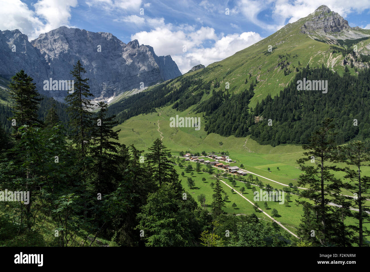 Blick auf das Almdorf Eng, Eng-Alm, Laliderer Wände Bergen hinten links, Karwendel, Tirol, Österreich Stockfoto