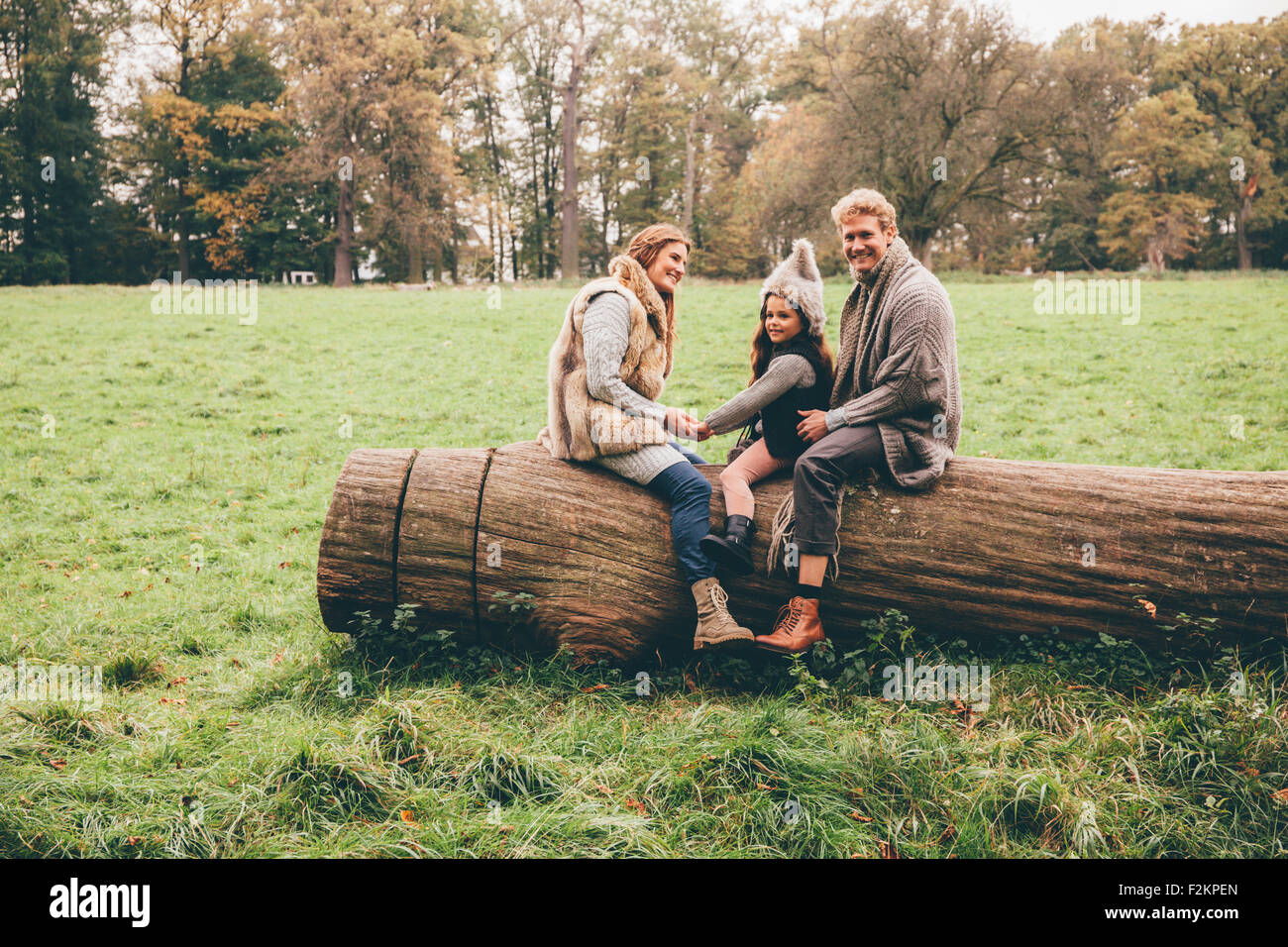 Glückliche Familie Zeit miteinander zu verbringen, in einem herbstlichen park Stockfoto