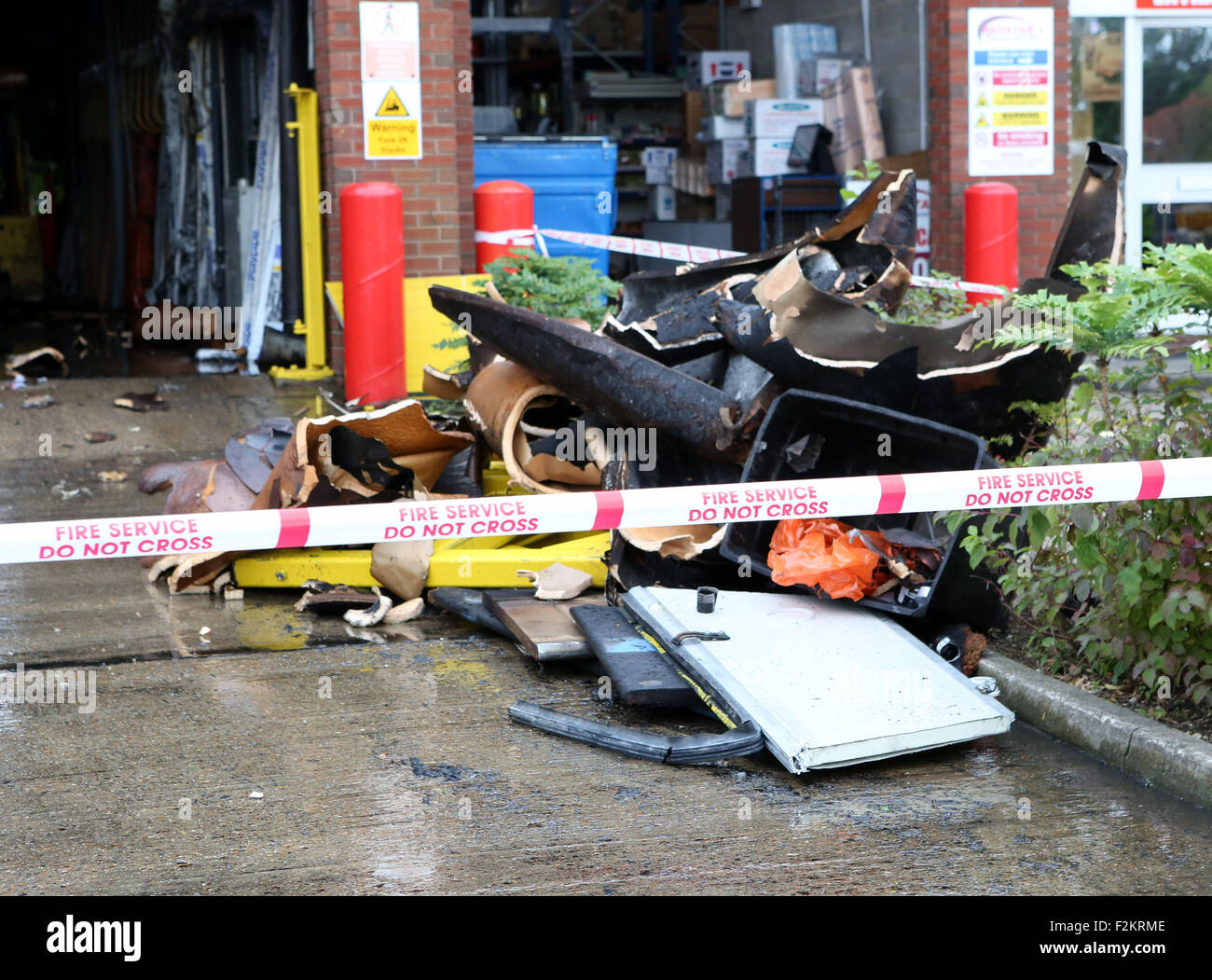 Portsmouth, Hampshire, UK. 21. September 2015. Ein Feuer verursachte große Schäden an einem Sanitär-Baumarkt in Portsmouth.  Polizei, nach dem das Feuer in der Mitte Plumb Nevil Shute Geländewagen auf dem Flughafen Gewerbegebiet blockiert.   Das Handelszentrum wurde schwer beschädigt und zwei angrenzenden Räumlichkeiten - Red Star Food Services und Breeze Volkswagen Nutzfahrzeuge - Rauch beschädigt.   Aber 40 Feuerwehrleute aufgerufen, um das Feuer zu lösen, die bei ca. 04:40 ausbrach, verhinderte es Speaeding weiter in der Zeile der fünf Gebäude im Industriegebiet. Bildnachweis: Uknip/Alamy Live-Nachrichten Stockfoto