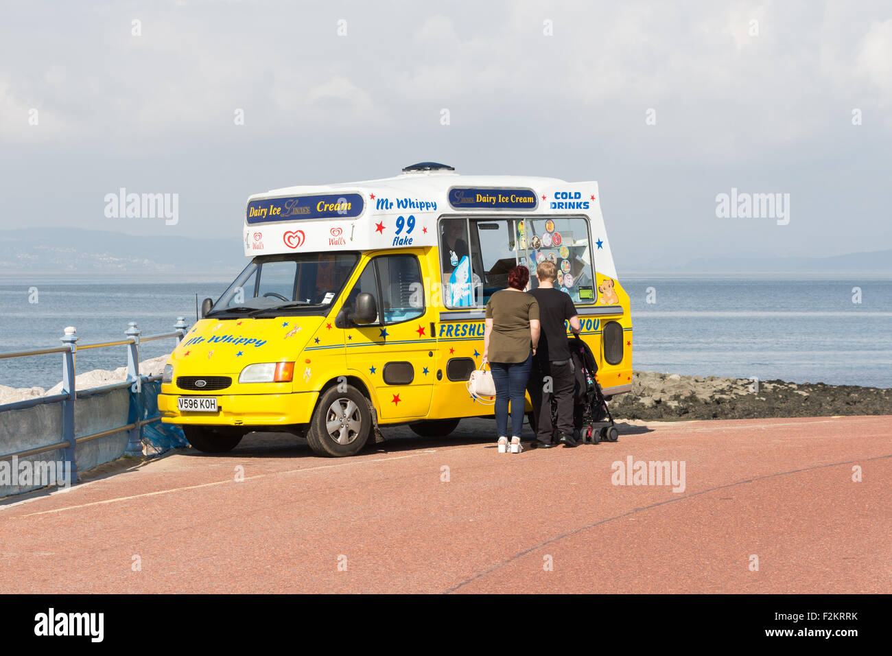 Ein sonniger September Tag in Morecambe, zu Fuß entlang der Küste ein Herr Whippy Eiswagen zu betrachten Stockfoto