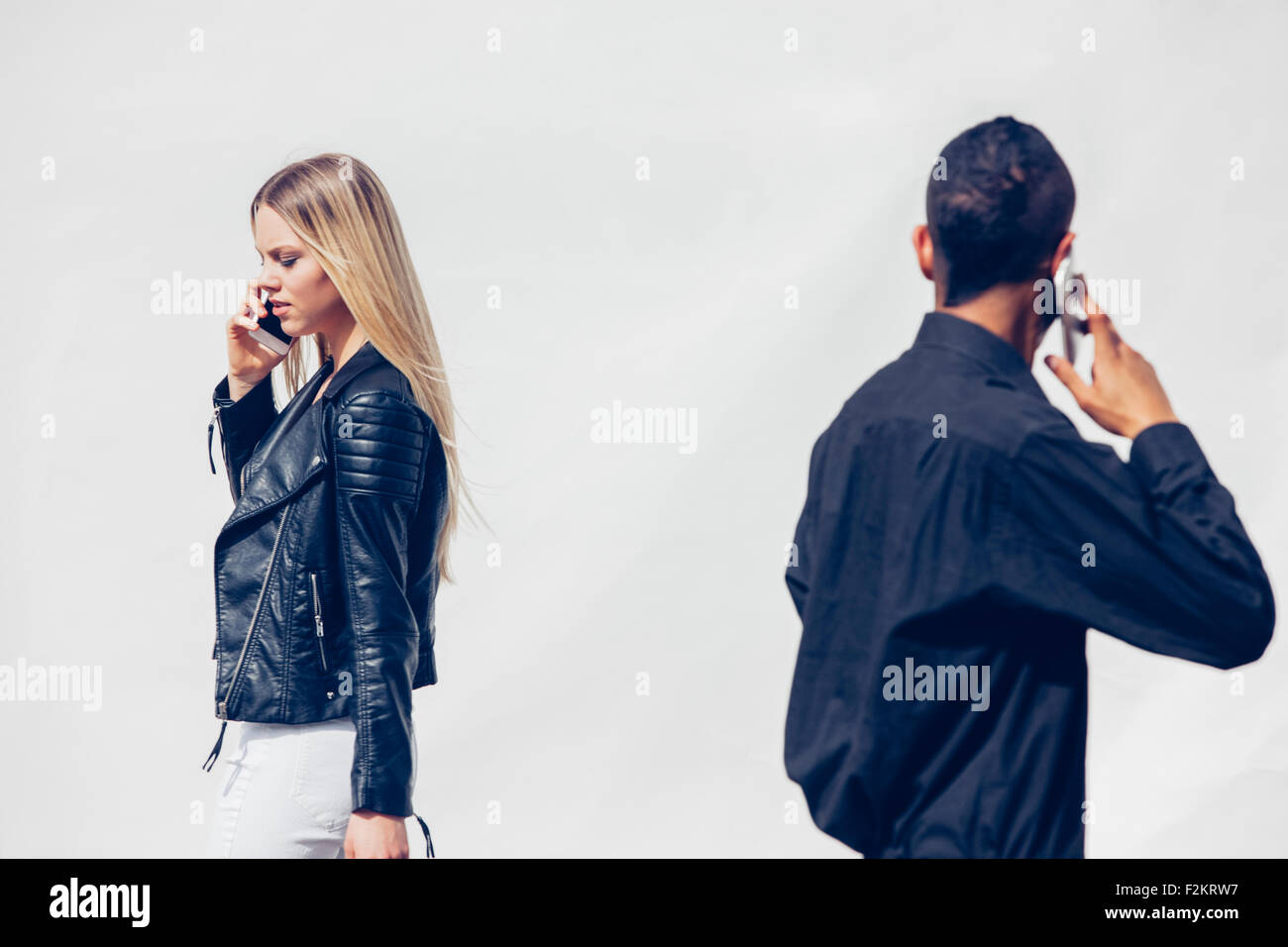 Zwei junge Leute telefonieren mit smartphones Stockfoto