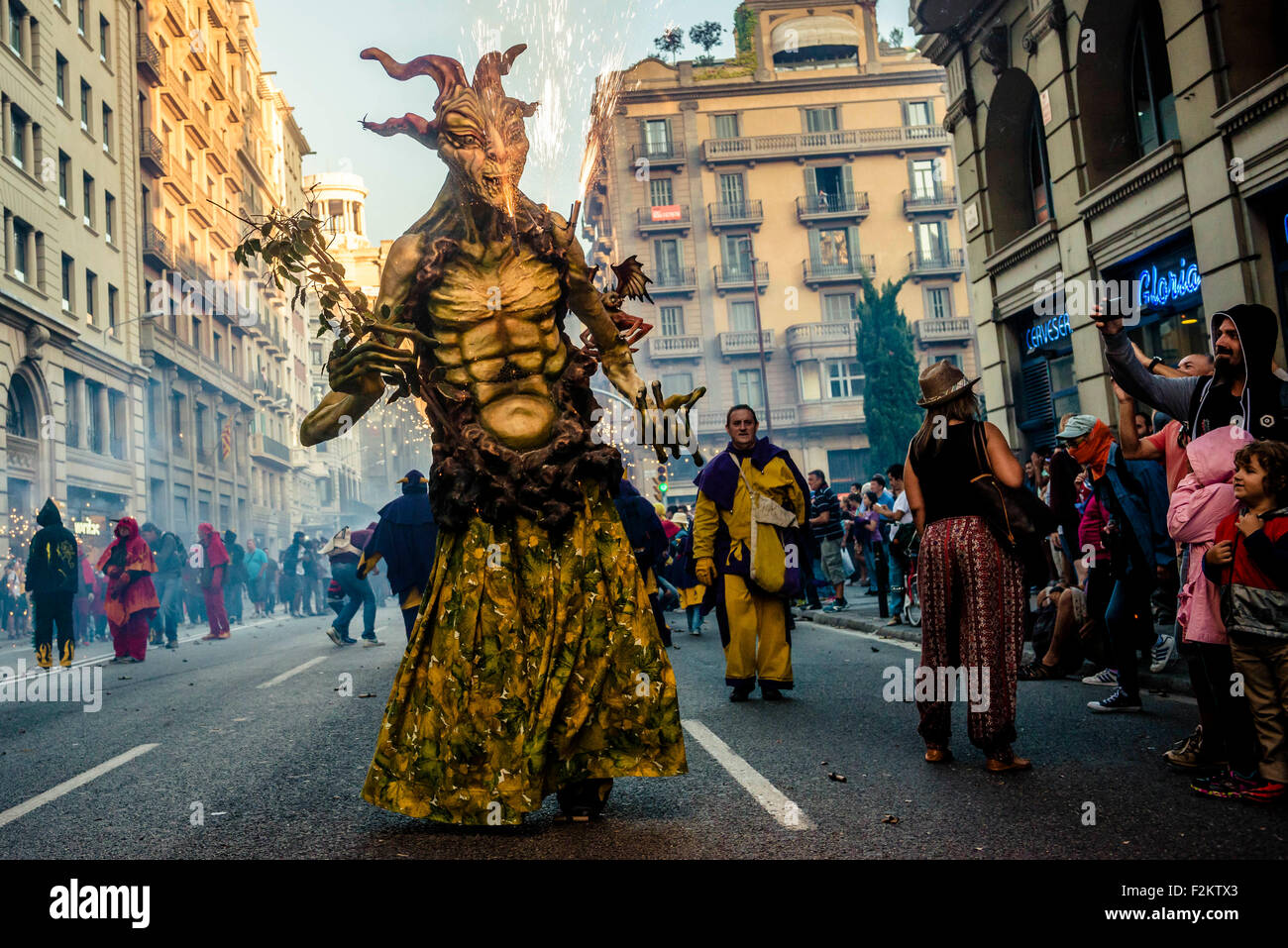 Barcelona, Spanien. 20. September 2015: Eine Feuer Tier beteiligt sich an der "Correfocs" Feuer-Lauf in Barcelona City Festival "La Merce" 2015 Credit: Matthi/Alamy Live-Nachrichten Stockfoto