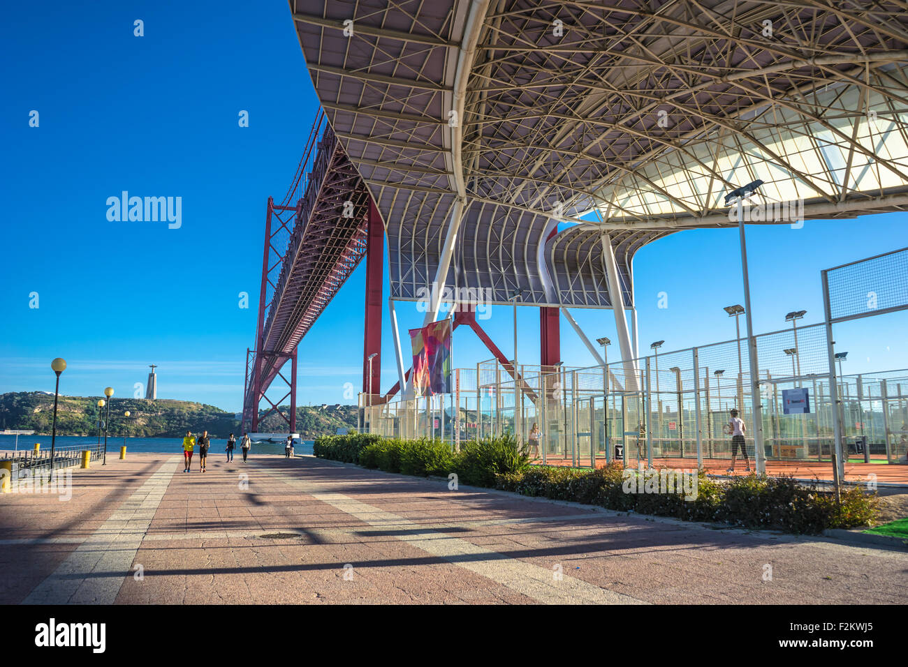 Seitenansicht der Sonnenlicht-Skulptur für die Tennisplätze unter Lissabons 25 de Abril Brücke, Portugal. Stockfoto