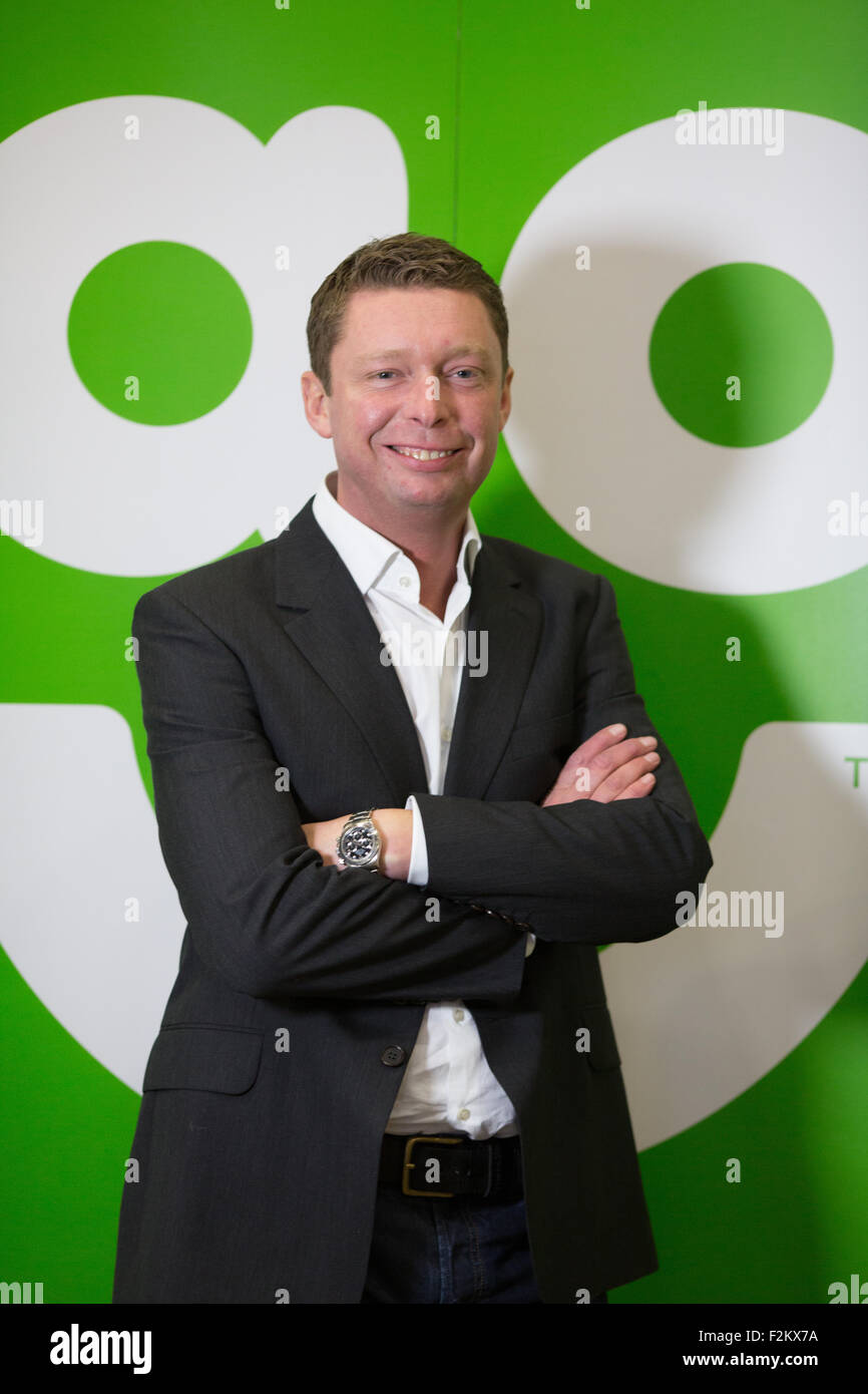 AO-CEO John Roberts Portraits bei Crewe Cheshire Distributionszentrum Stockfoto