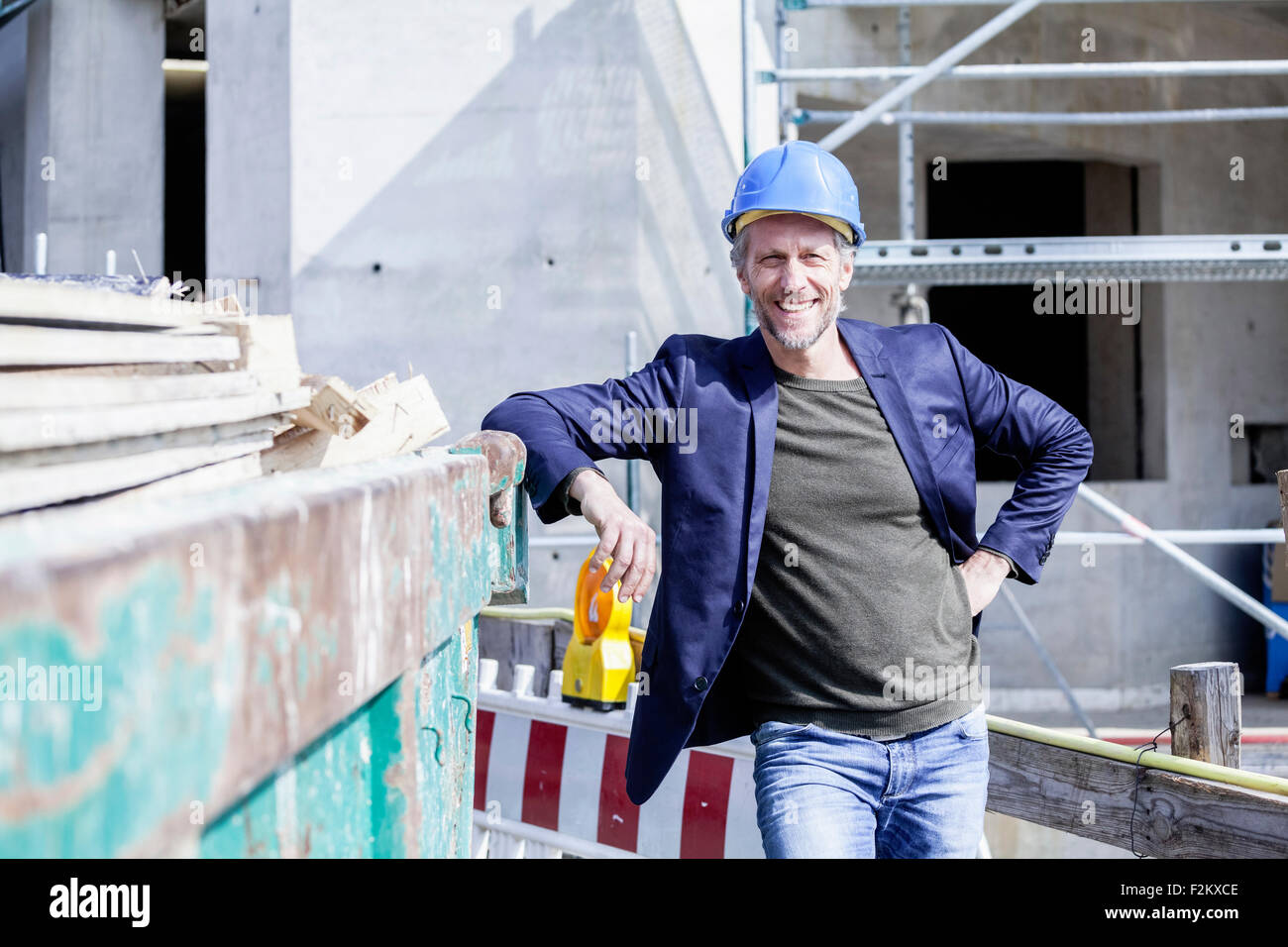 Lächelnde Architekt auf Baustelle Stockfoto