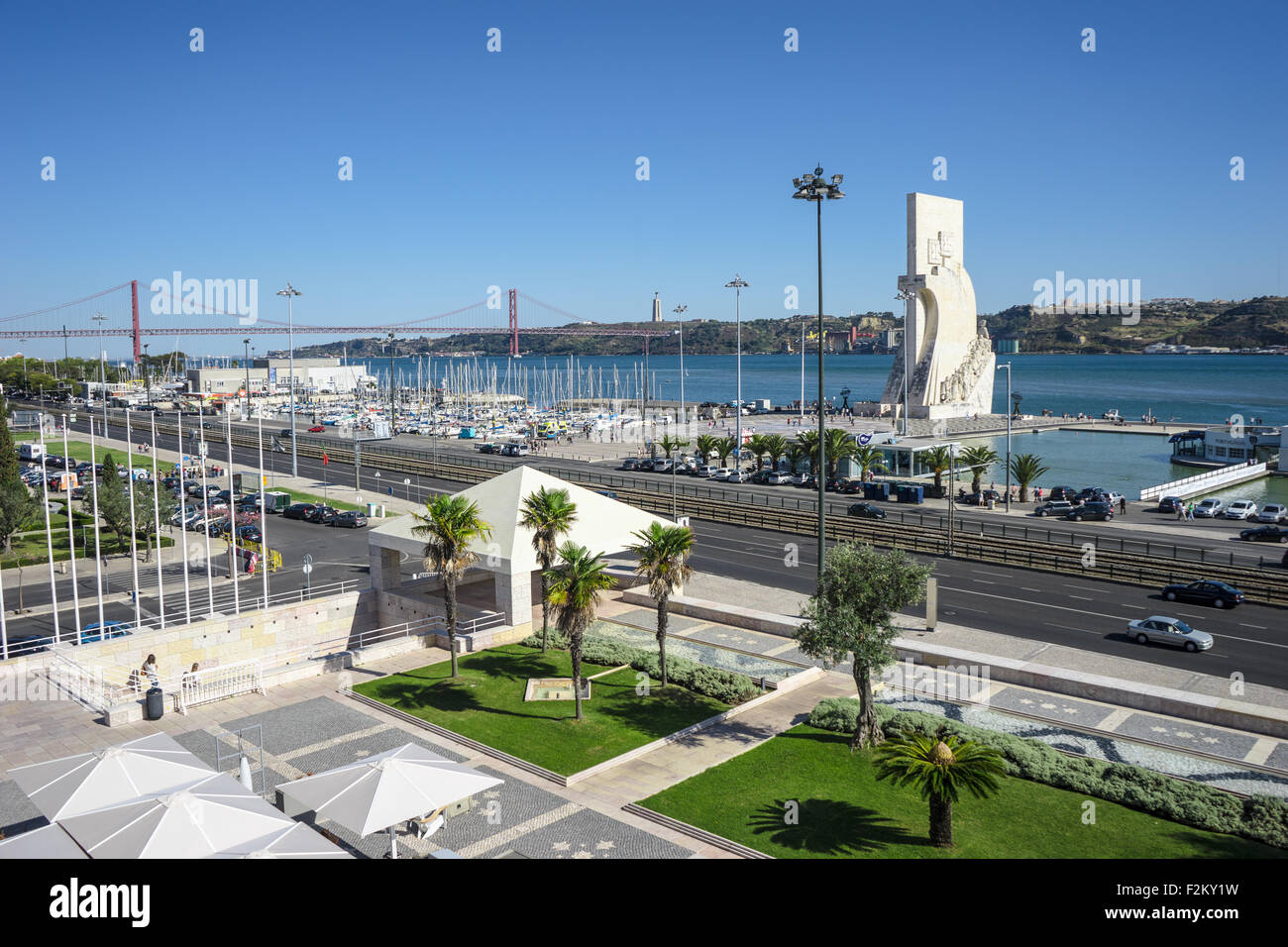 Luftaufnahme von dem Denkmal der Entdeckungen und der Brücke 25 de Abril in Lissabon an einem Sommertag. Stockfoto