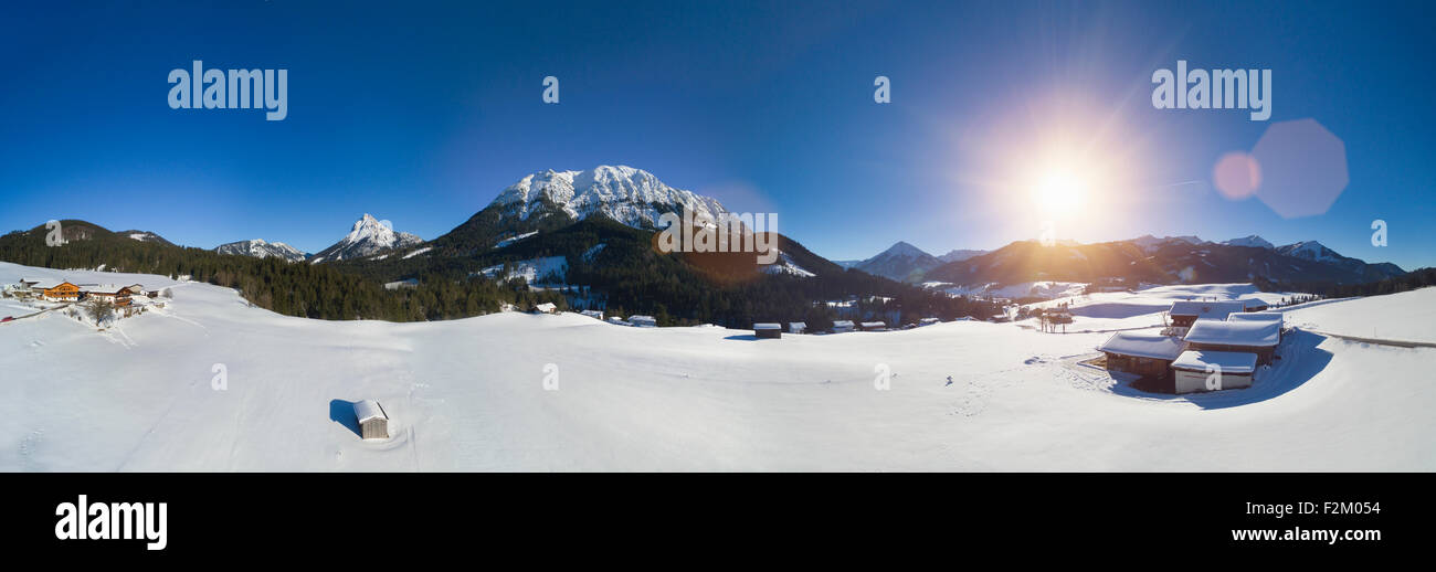 Österreich, Tirol, Brandenberg Alpen, Bauernhöfe zwischen Unnuetz und Guffert Berge, Panorama Stockfoto