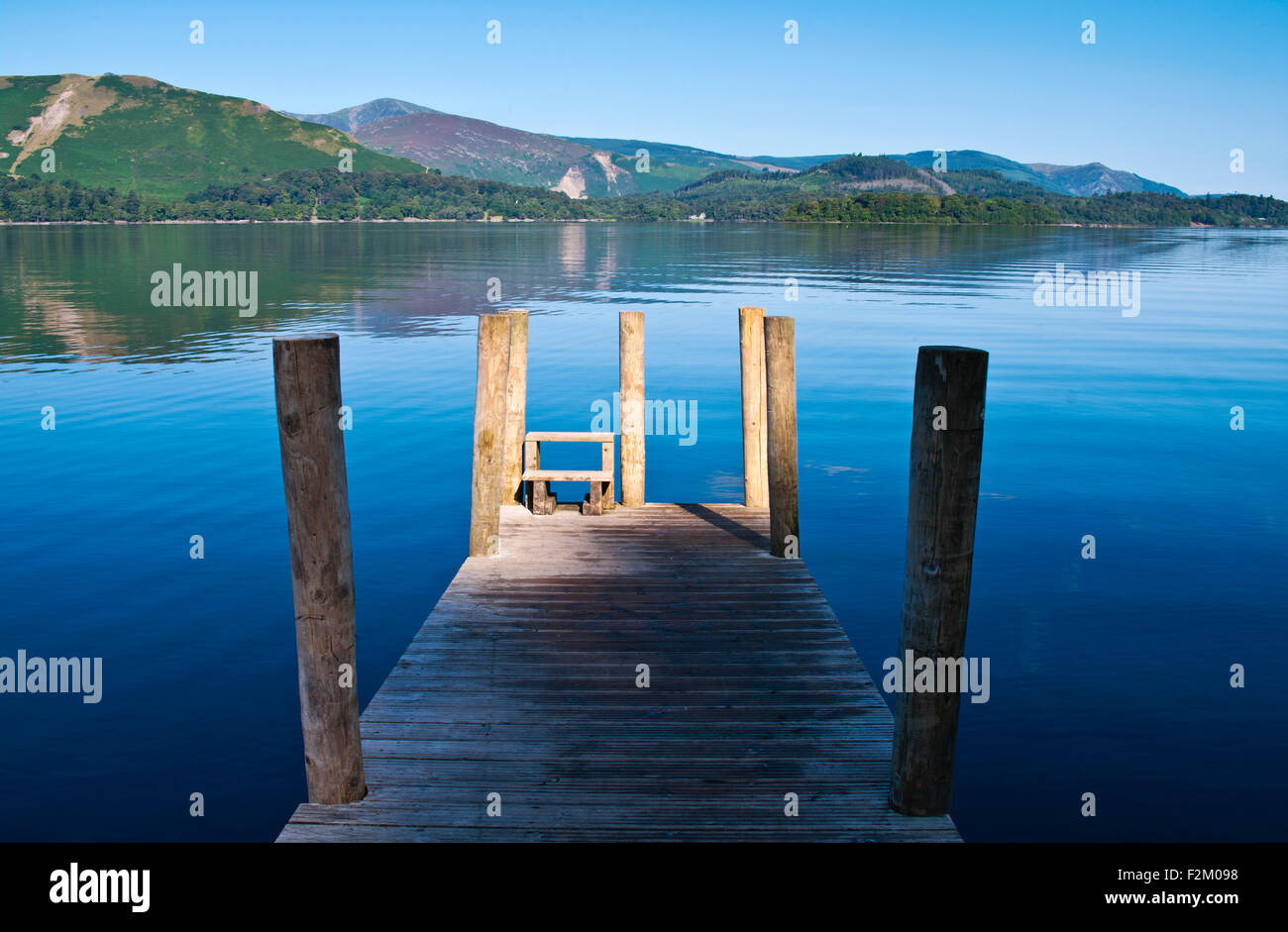 Ashness Steg auf Derwentwater, ruhige Fjälls sonnigen Sommertag im See, Lake District, Cumbria, England, UK Stockfoto