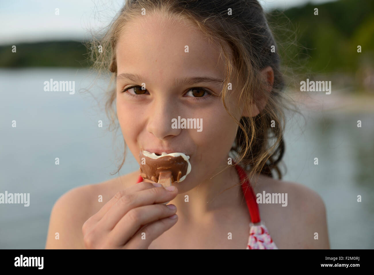 Porträt eines Mädchens mit dem Verzehr von Eis am Stiel Stockfoto Porträt eines Mädchens mit dem Verzehr von Eis am Stiel Stockfoto