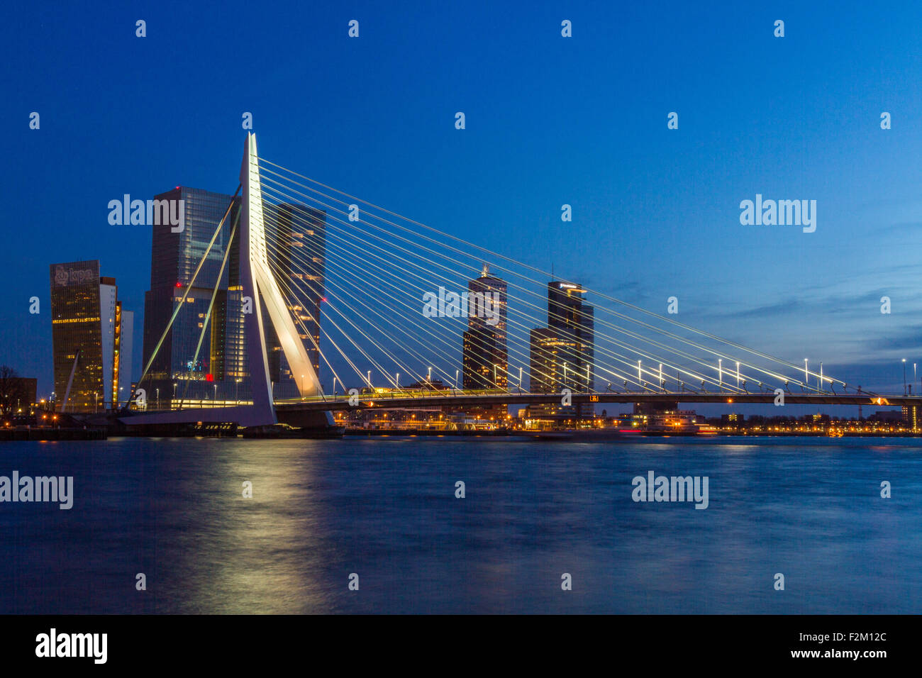 Cityscape Erasmusbrücke, Rotterdam, Niederlande in der Abenddämmerung Stockfoto